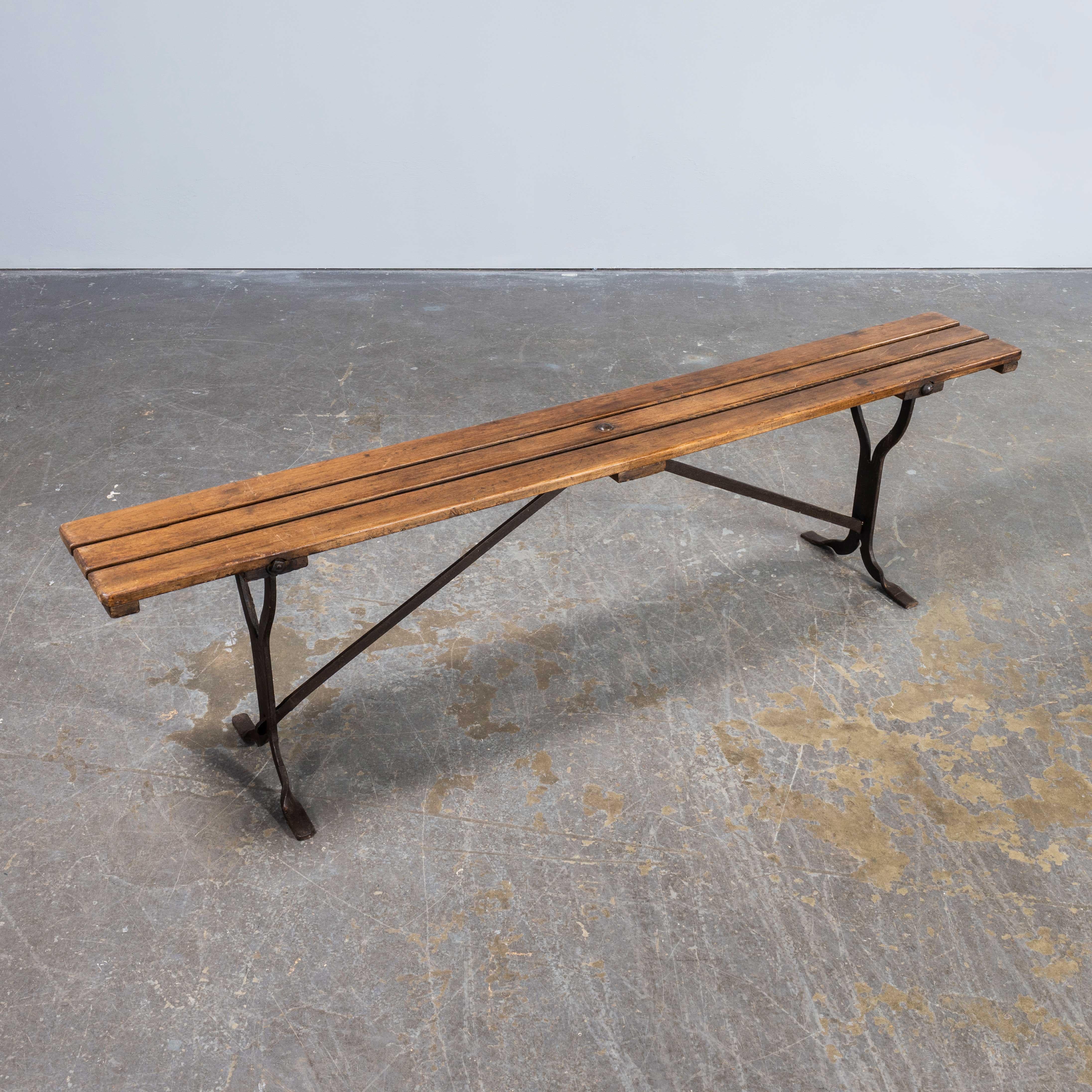 Anglais Bancs d'attente des chemins de fer des années 1940 avec bases en acier à sangle en vente