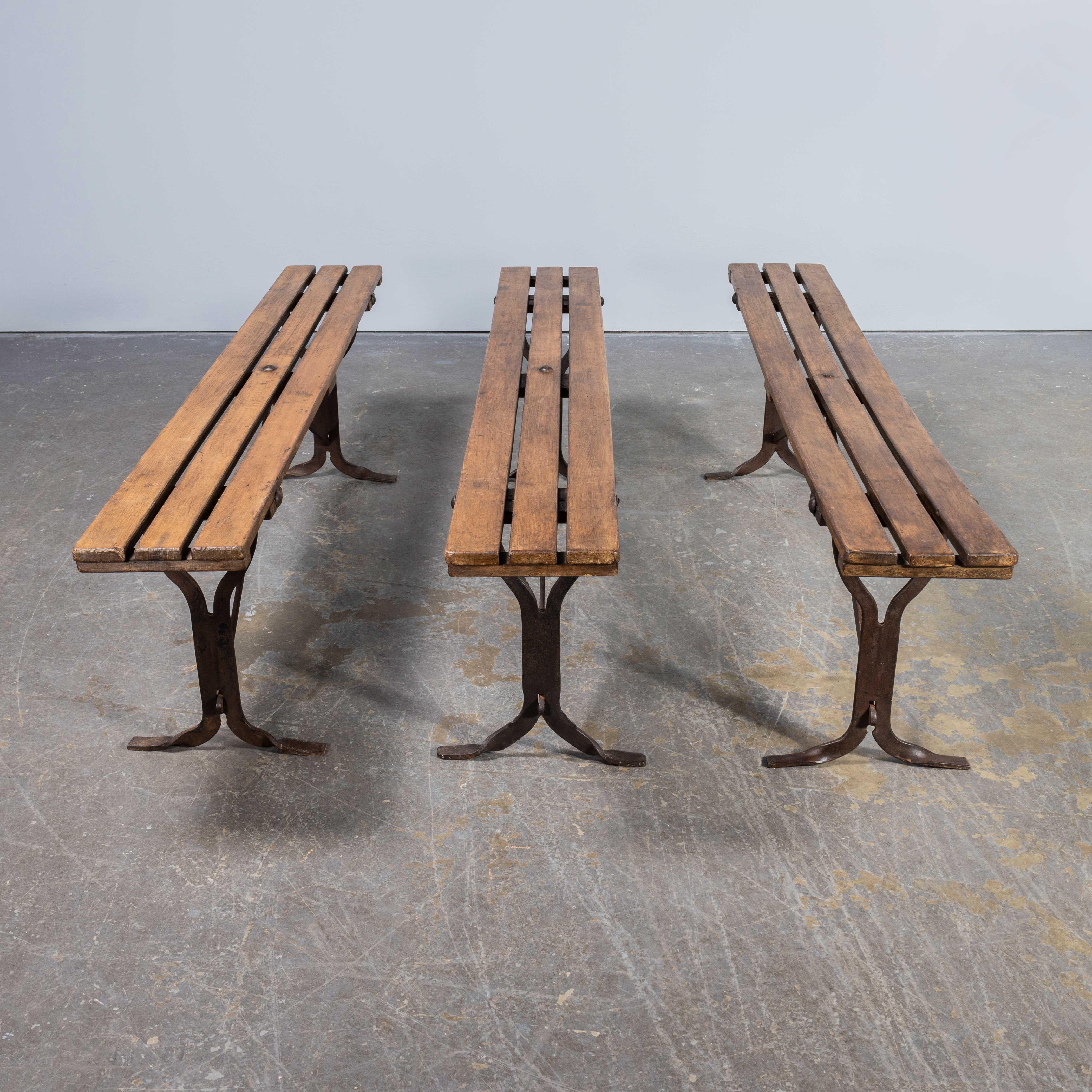Bancs d'attente des chemins de fer des années 1940 avec bases en acier à sangle en vente 1