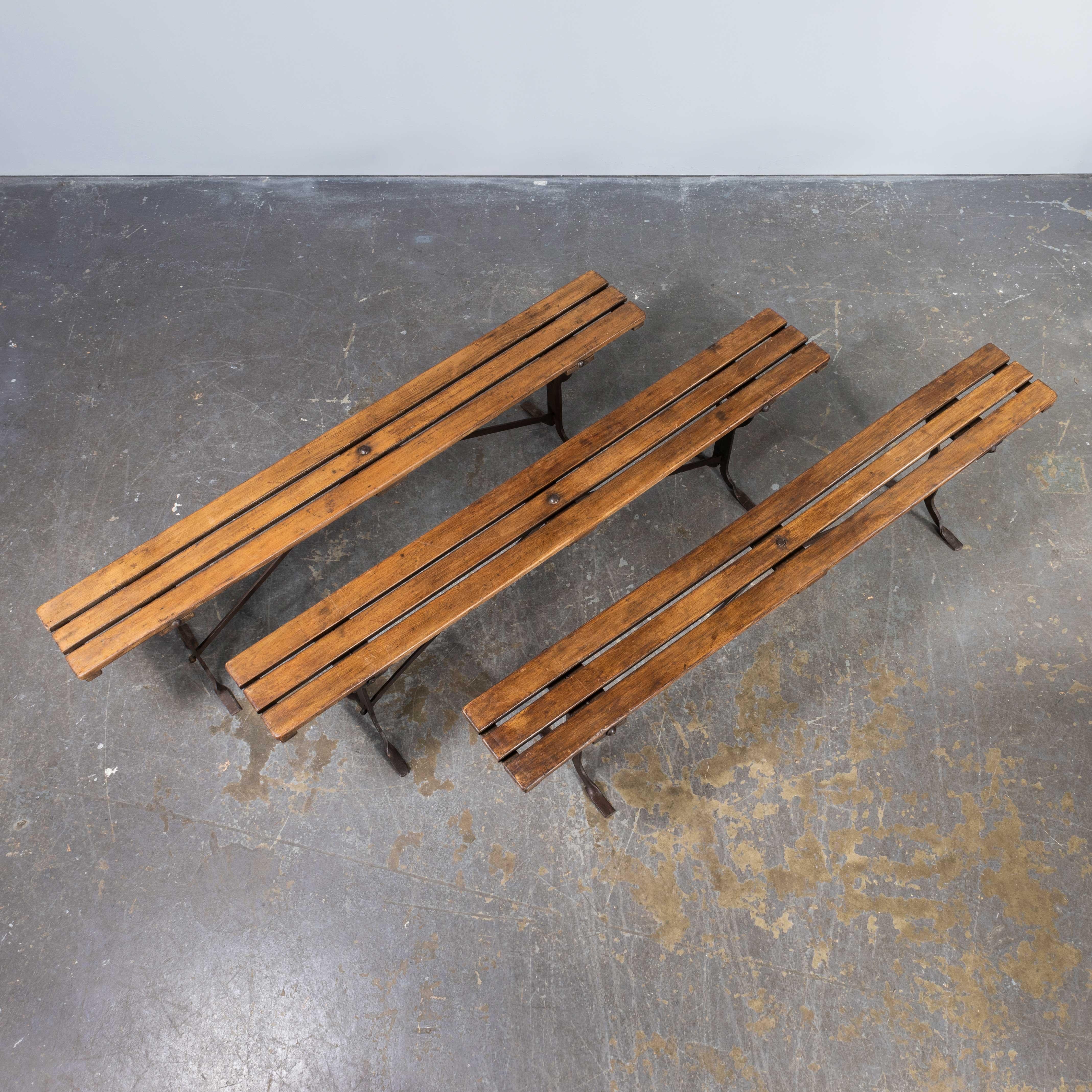 Bancs d'attente des chemins de fer des années 1940 avec bases en acier à sangle en vente 2
