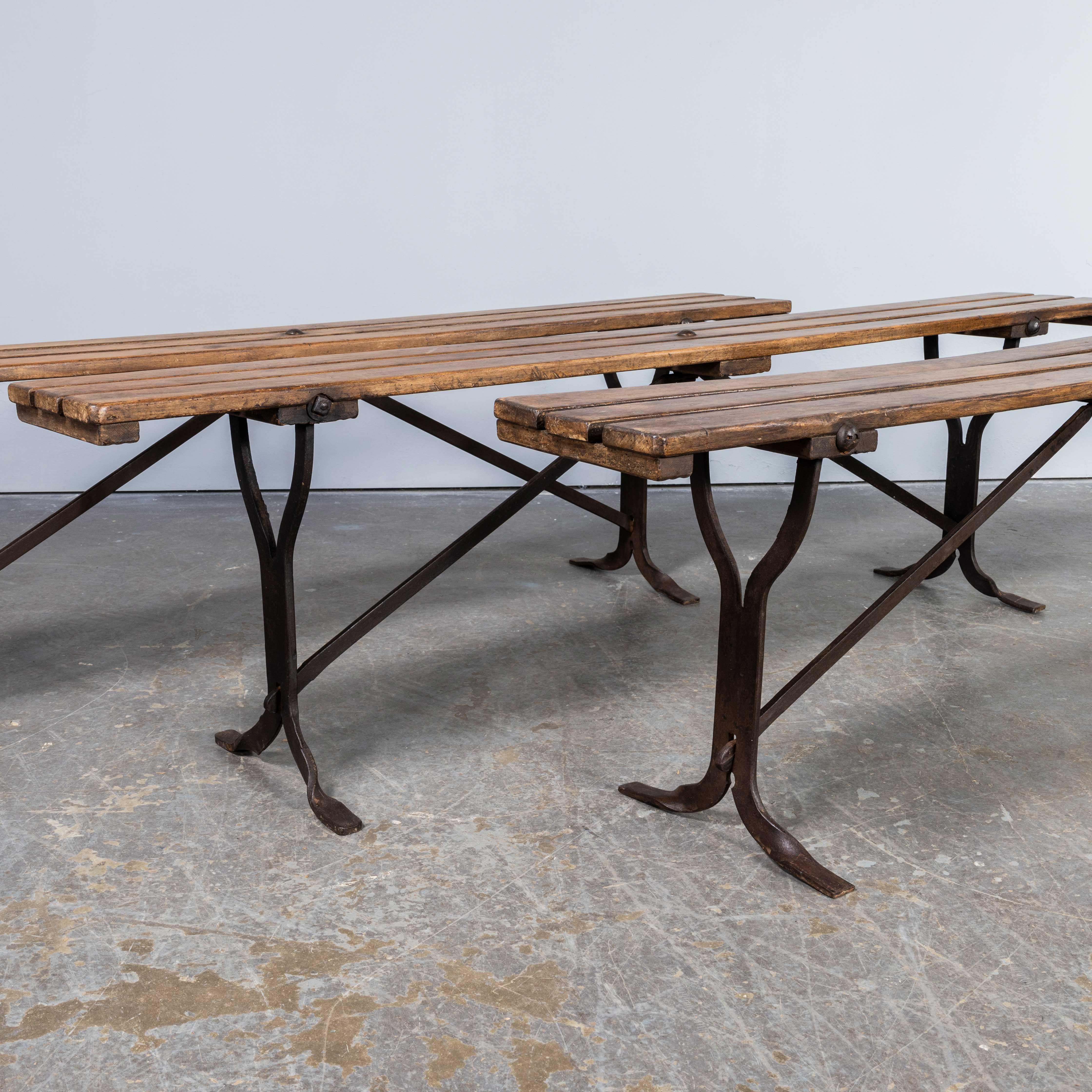 Bancs d'attente des chemins de fer des années 1940 avec bases en acier à sangle en vente 3