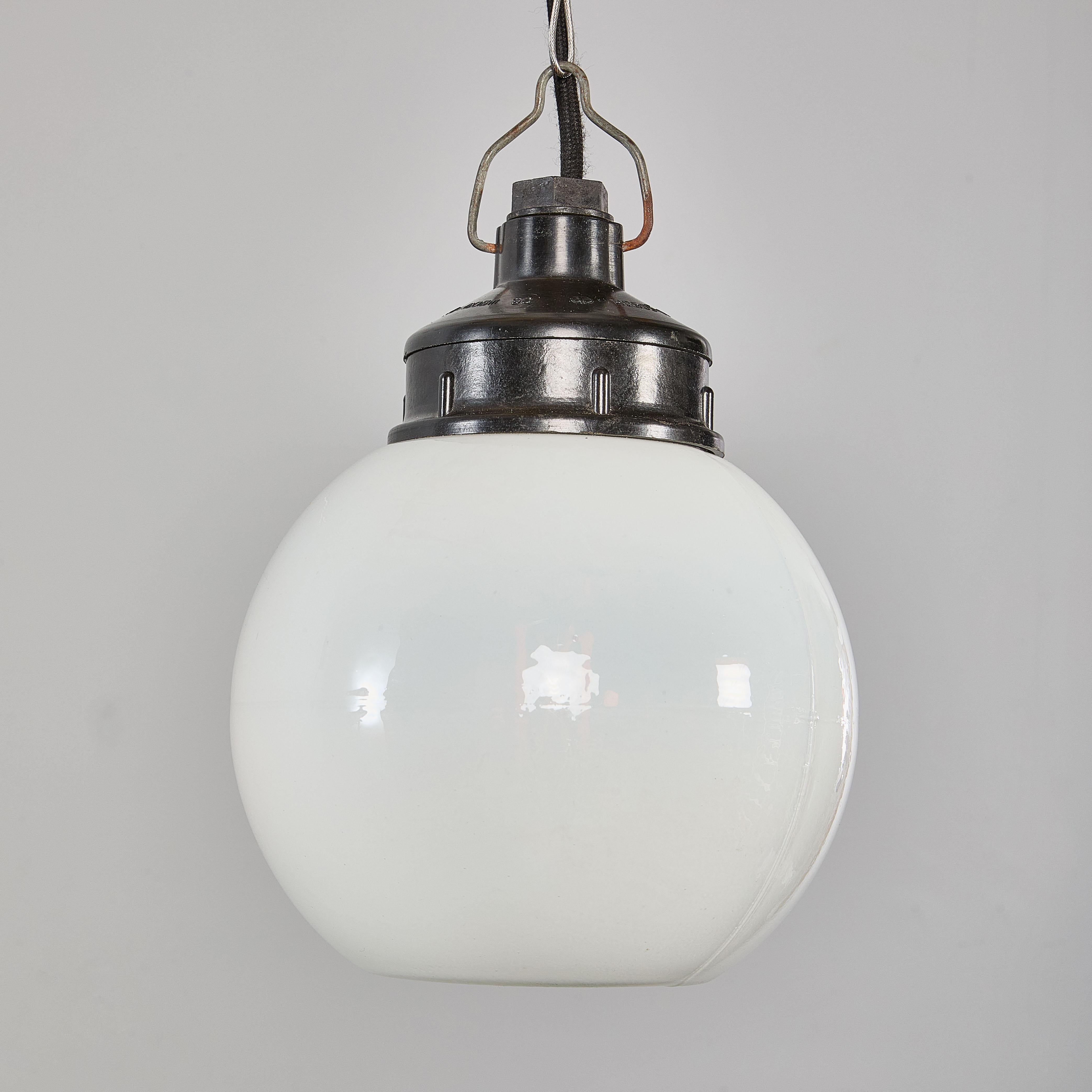 Lampada a sospensione a globo opalino originale degli anni '40 - 18cm in vendita 4