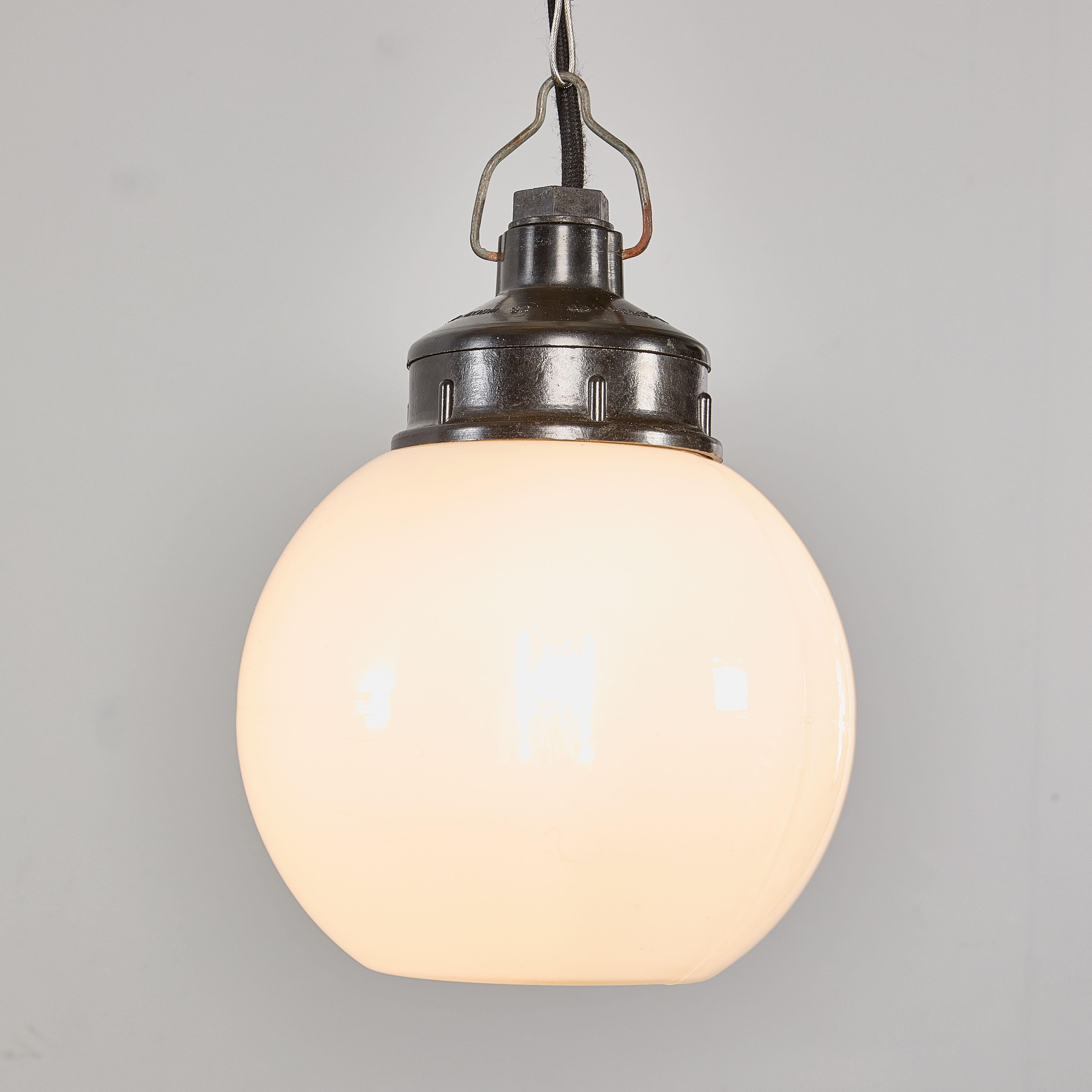Lampada a sospensione a globo opalino originale degli anni '40 - 18cm in vendita 5