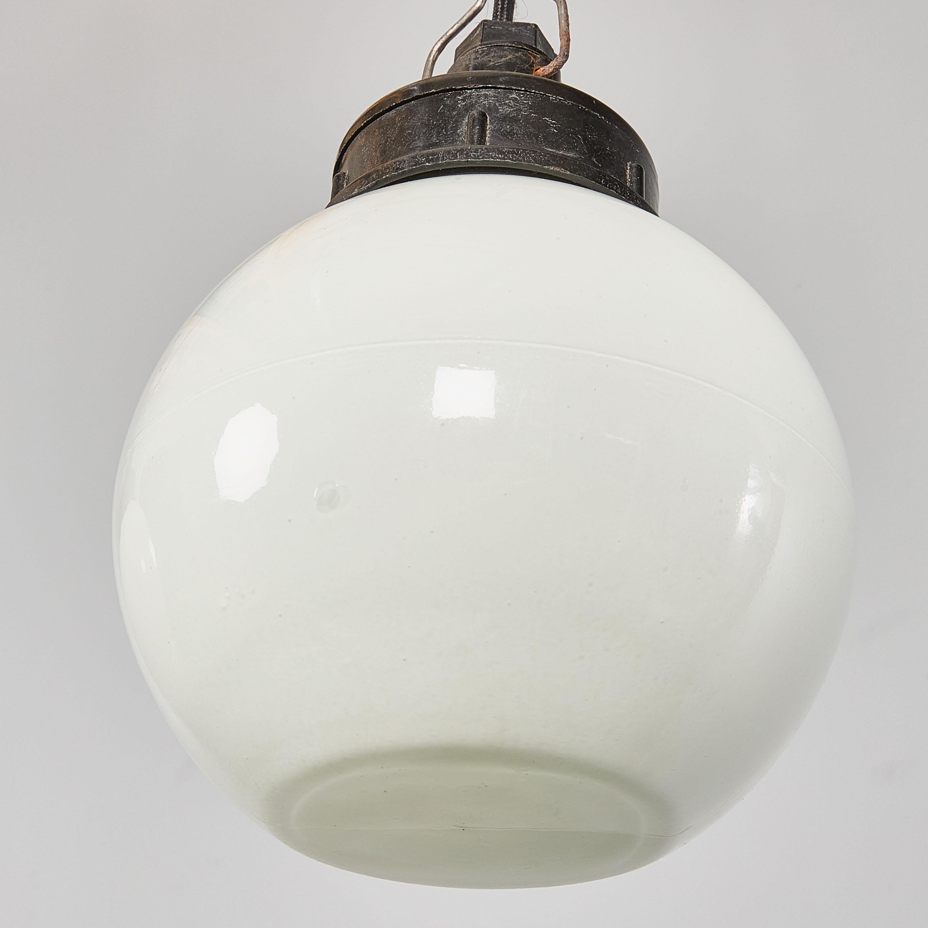 Vetro artistico Lampada a sospensione a globo opalino originale degli anni '40 - 18cm in vendita