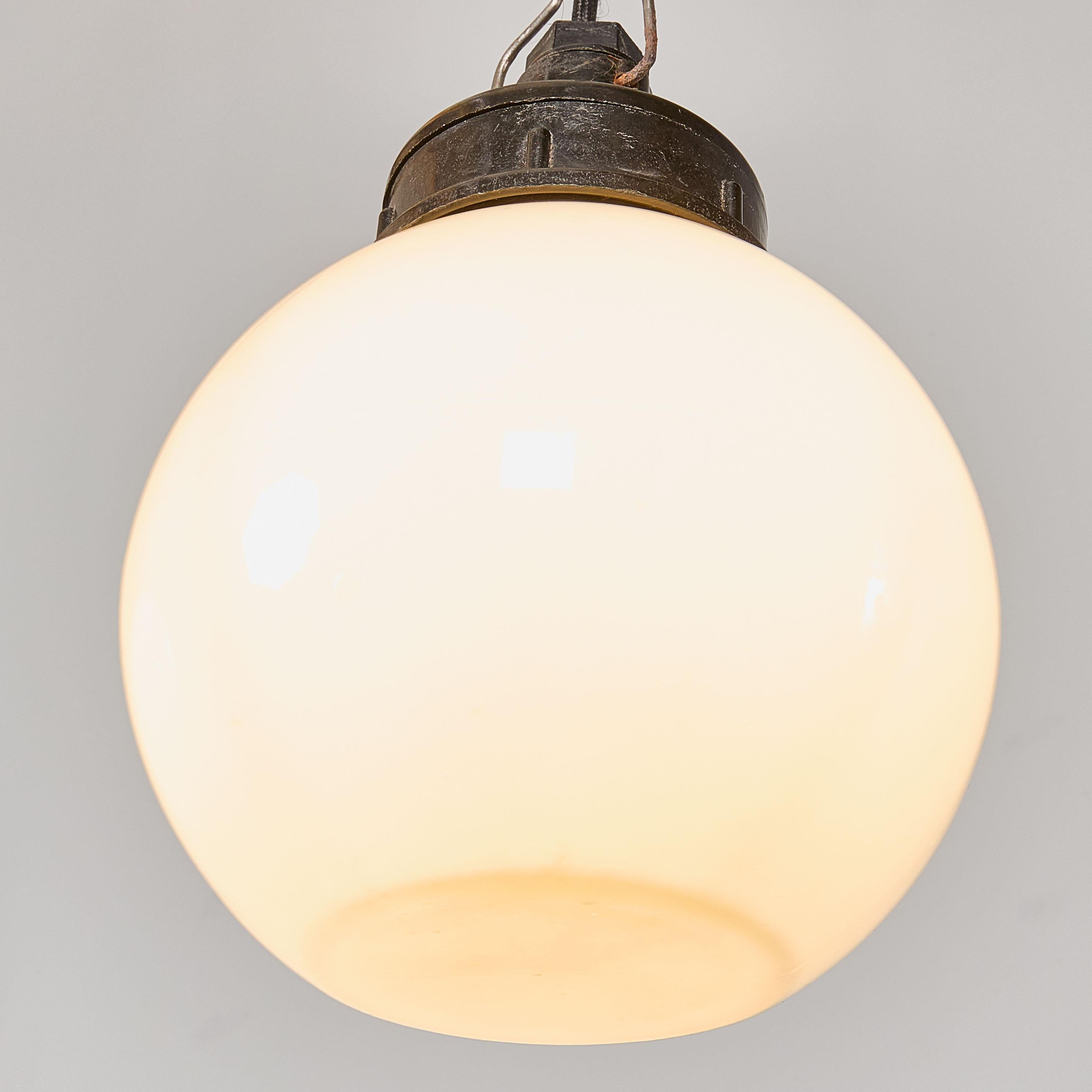 Lampada a sospensione a globo opalino originale degli anni '40 - 18cm in vendita 1