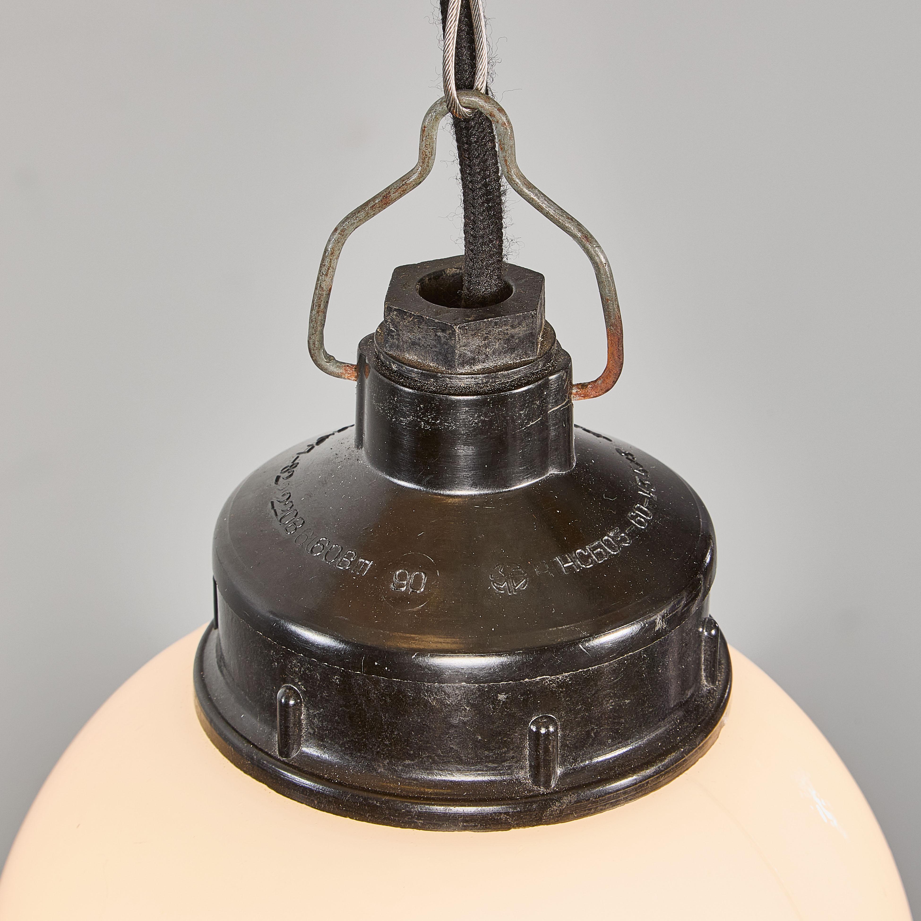 Lampada a sospensione a globo opalino originale degli anni '40 - 18cm in vendita 2