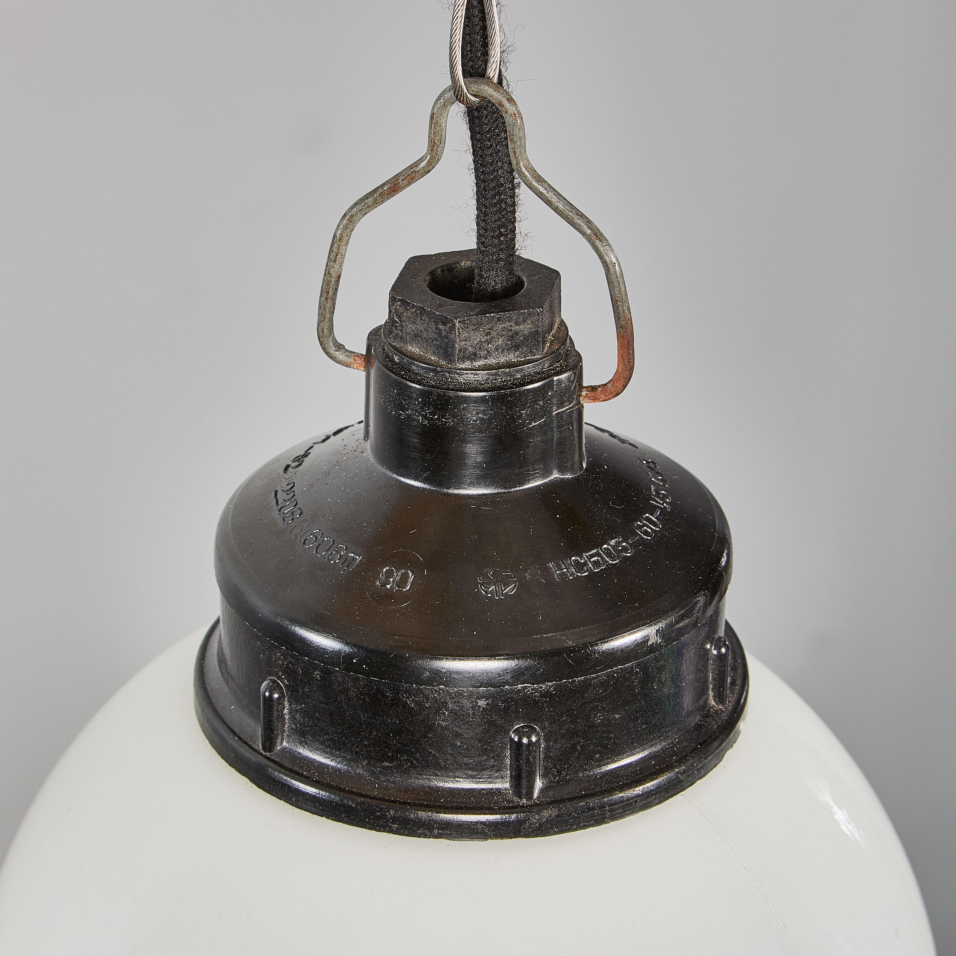 Lampada a sospensione a globo opalino originale degli anni '40 - 18cm in vendita 3