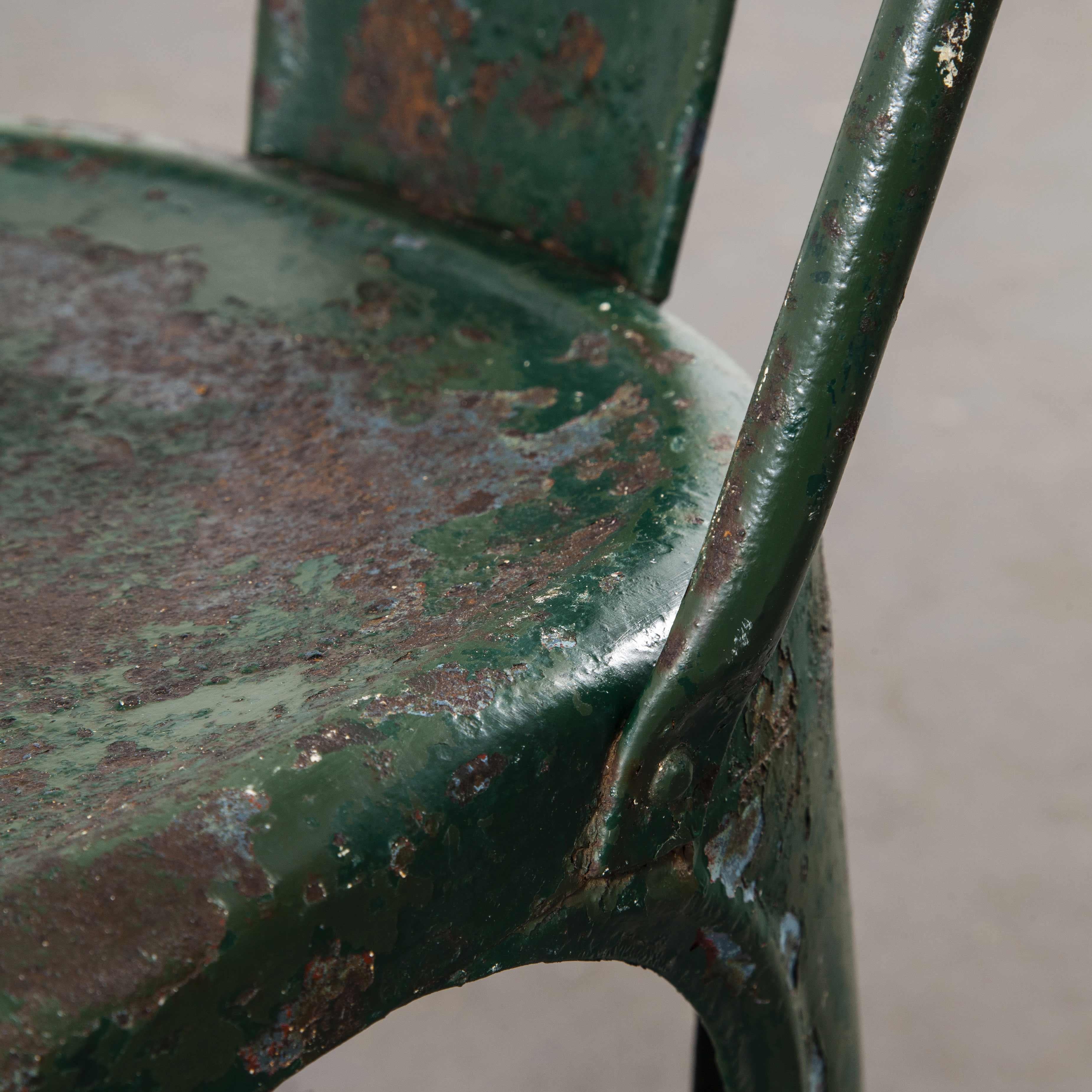 Chaise de salle à manger Tolix d'origine des années 1940, modèle A, verte

Chaise de salle à manger Tolix originale des années 1940, modèle A. La première production du modèle A a eu lieu dans les années 1930. Il s'agit d'un exemplaire très