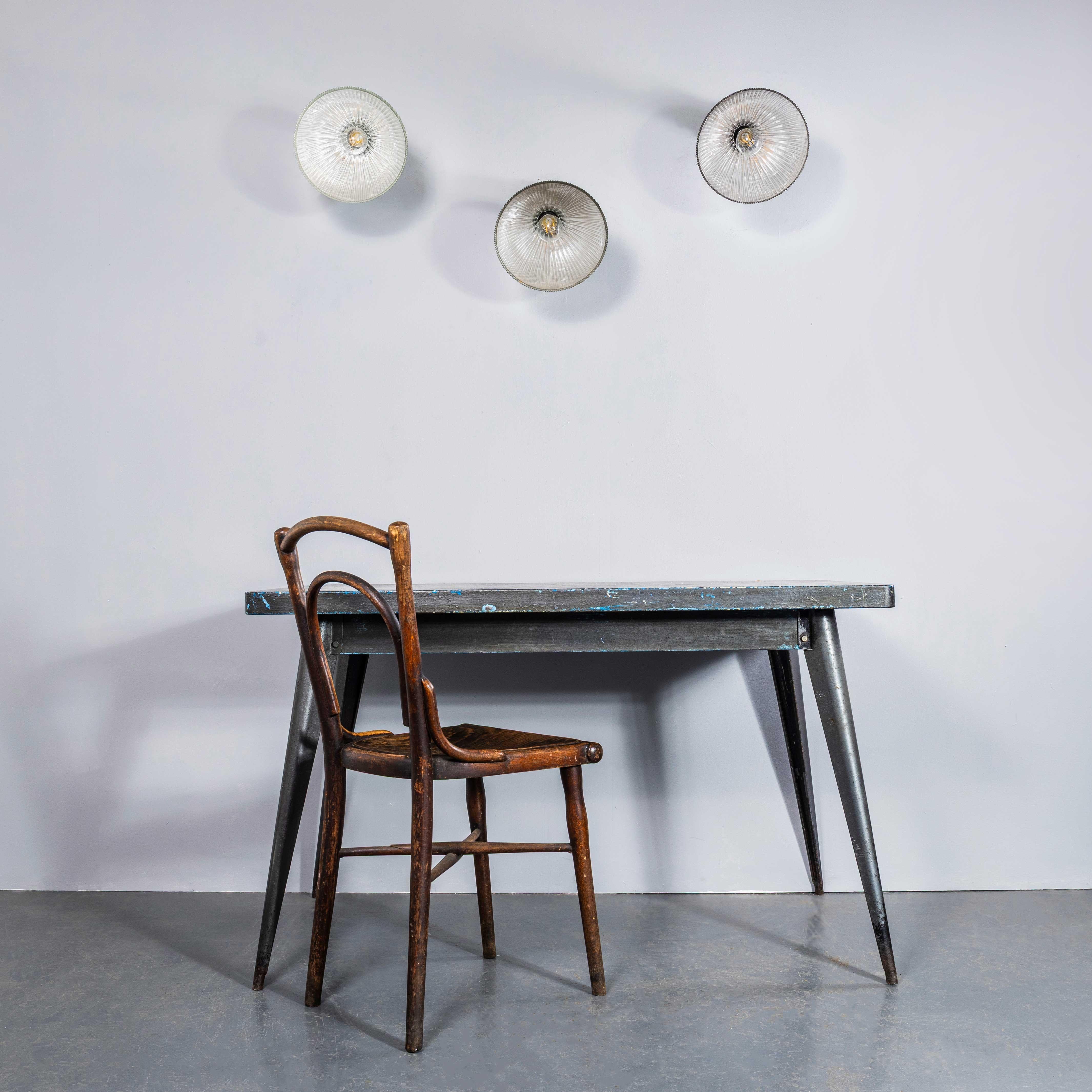 Lámparas Prismáticas de Holofano Originales de 1940 Montadas en la Pared en venta 4