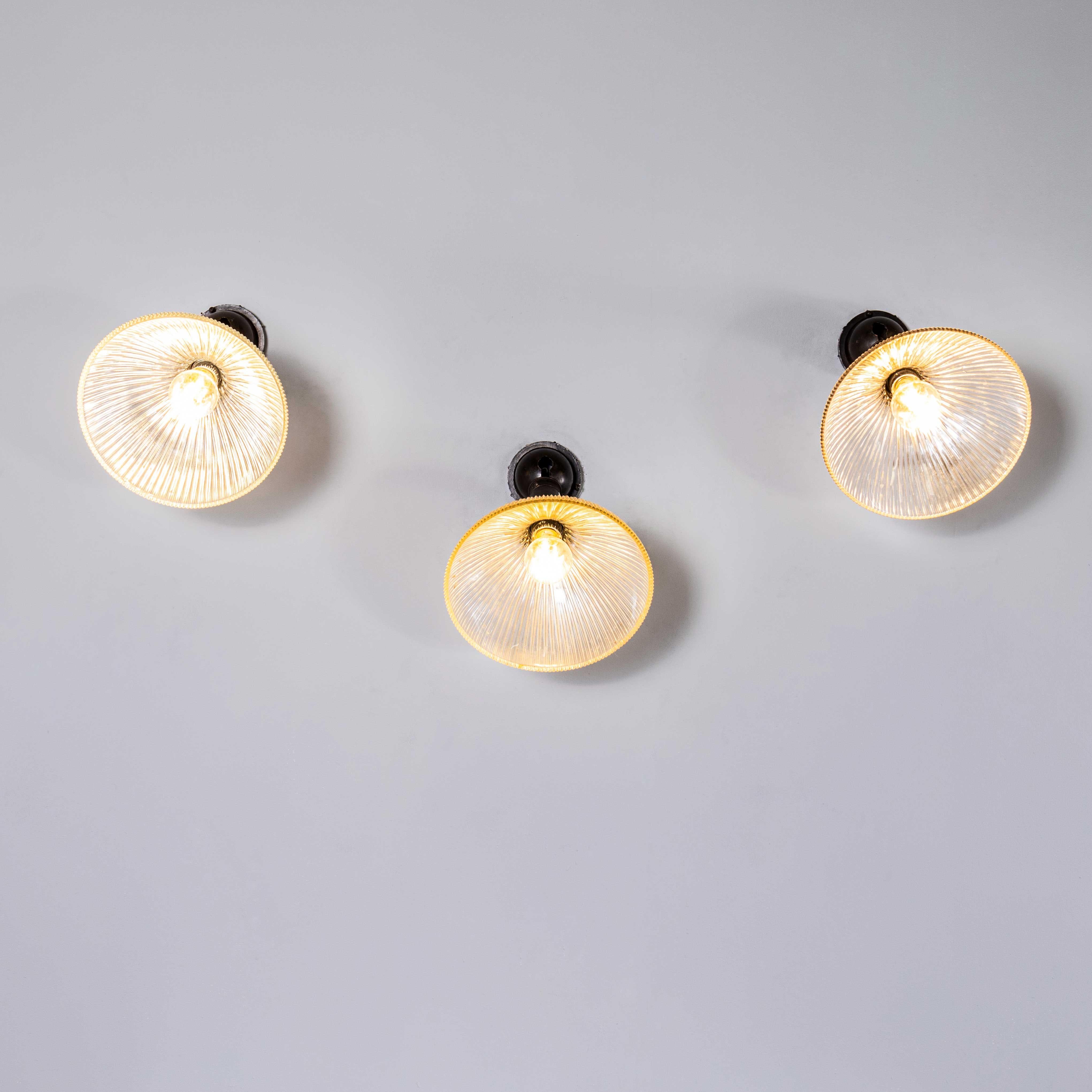 Lámparas Regulables de Cristal Prismático Holófano Negro de 1940. Holophane se fundó en Francia a finales del siglo XIX y es famosa por inventar y perfeccionar los reflectores de vidrio borosilicato, a menudo con intrincados motivos de vidrio