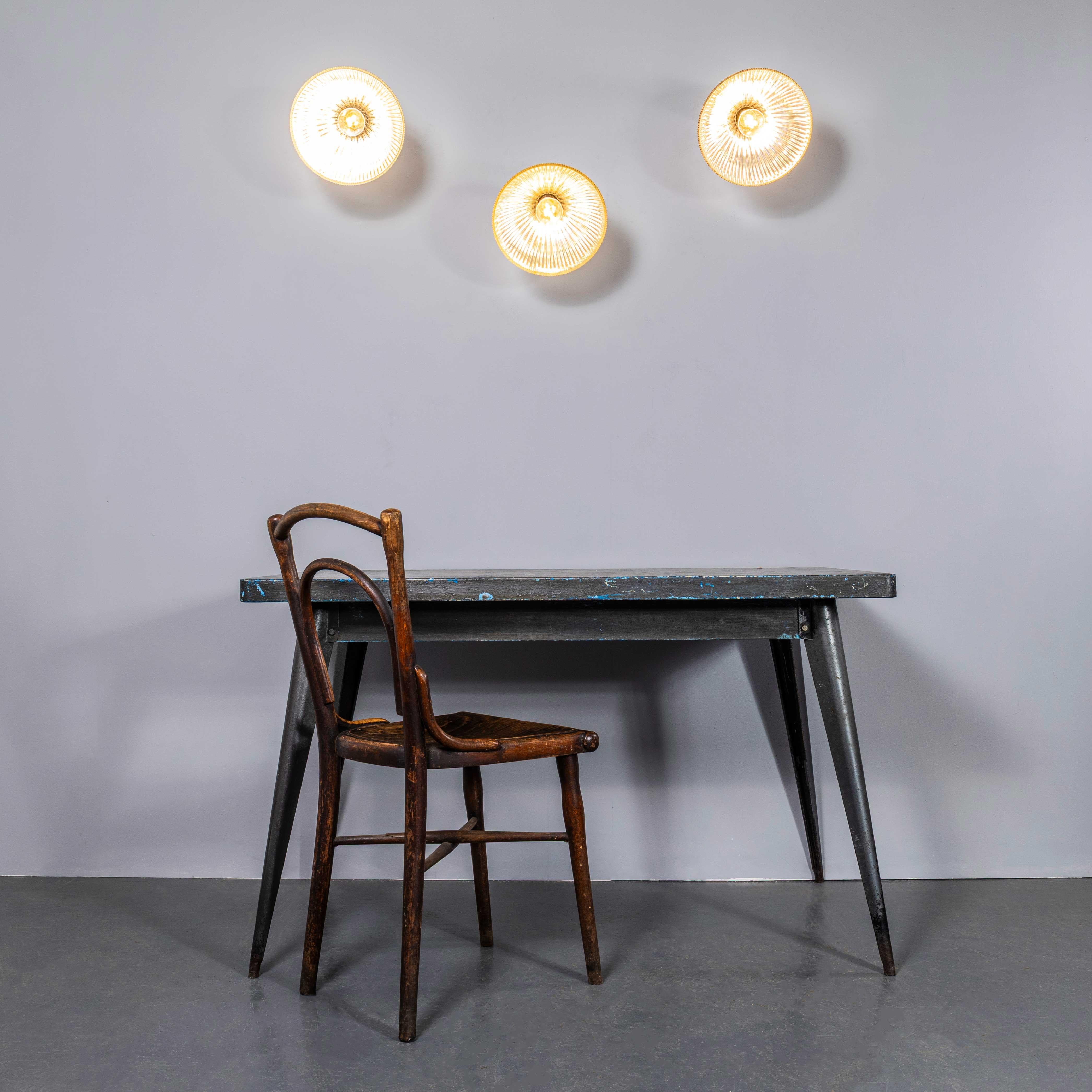 Lámparas Prismáticas de Holofano Originales de 1940 Montadas en la Pared Francés en venta