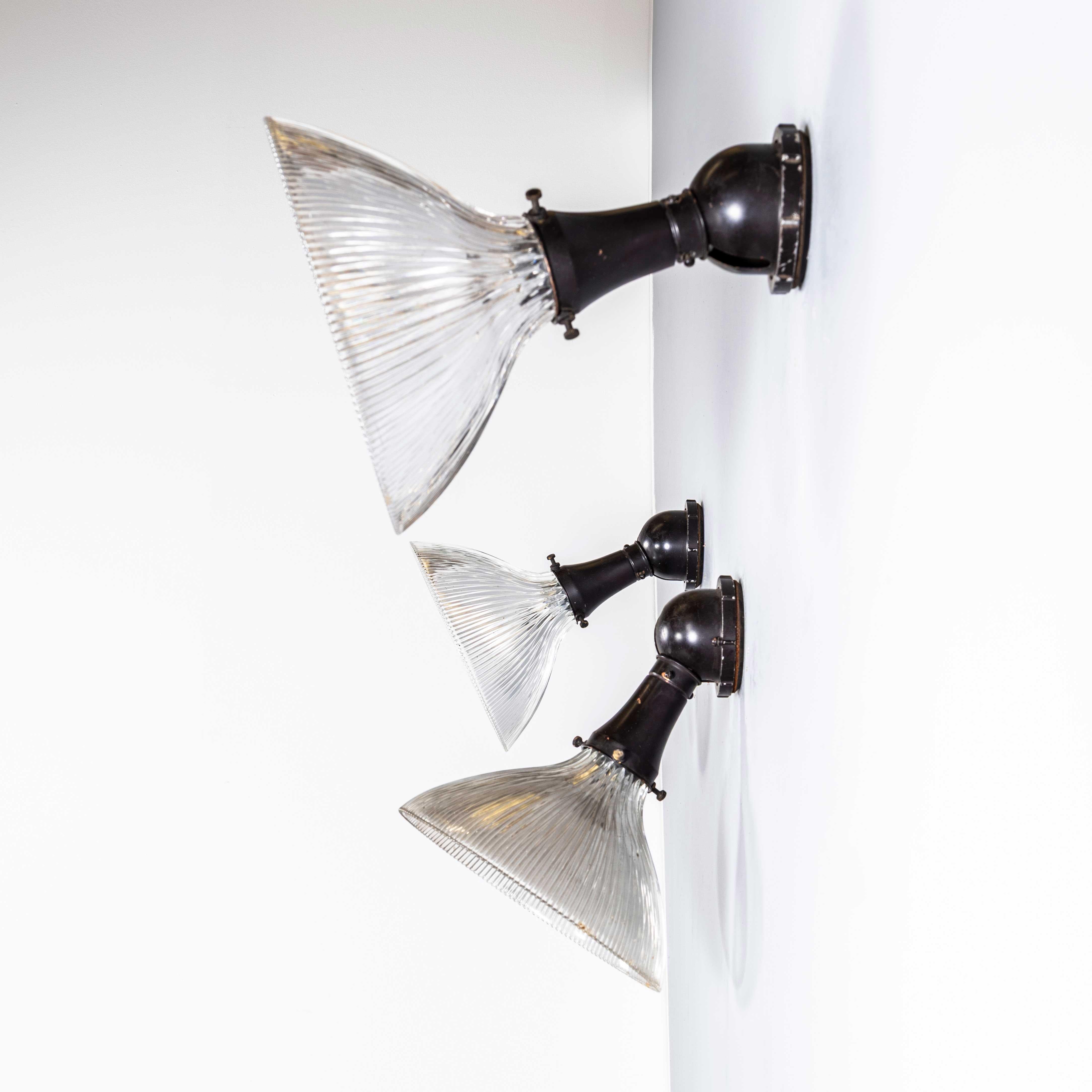 Lámparas Prismáticas de Holofano Originales de 1940 Montadas en la Pared en Bueno estado para la venta en Hook, Hampshire