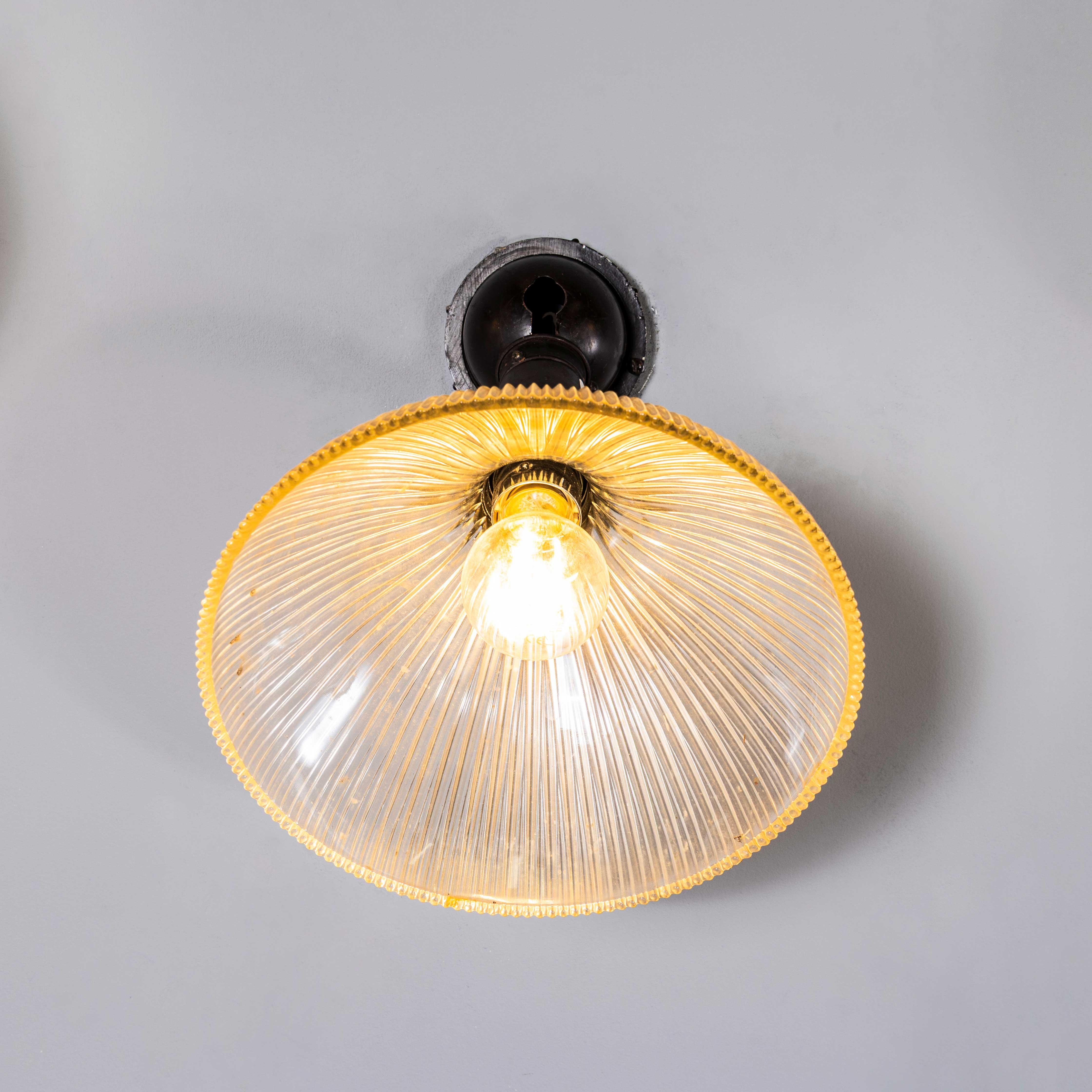 Lámparas Prismáticas de Holofano Originales de 1940 Montadas en la Pared mediados del siglo XX en venta