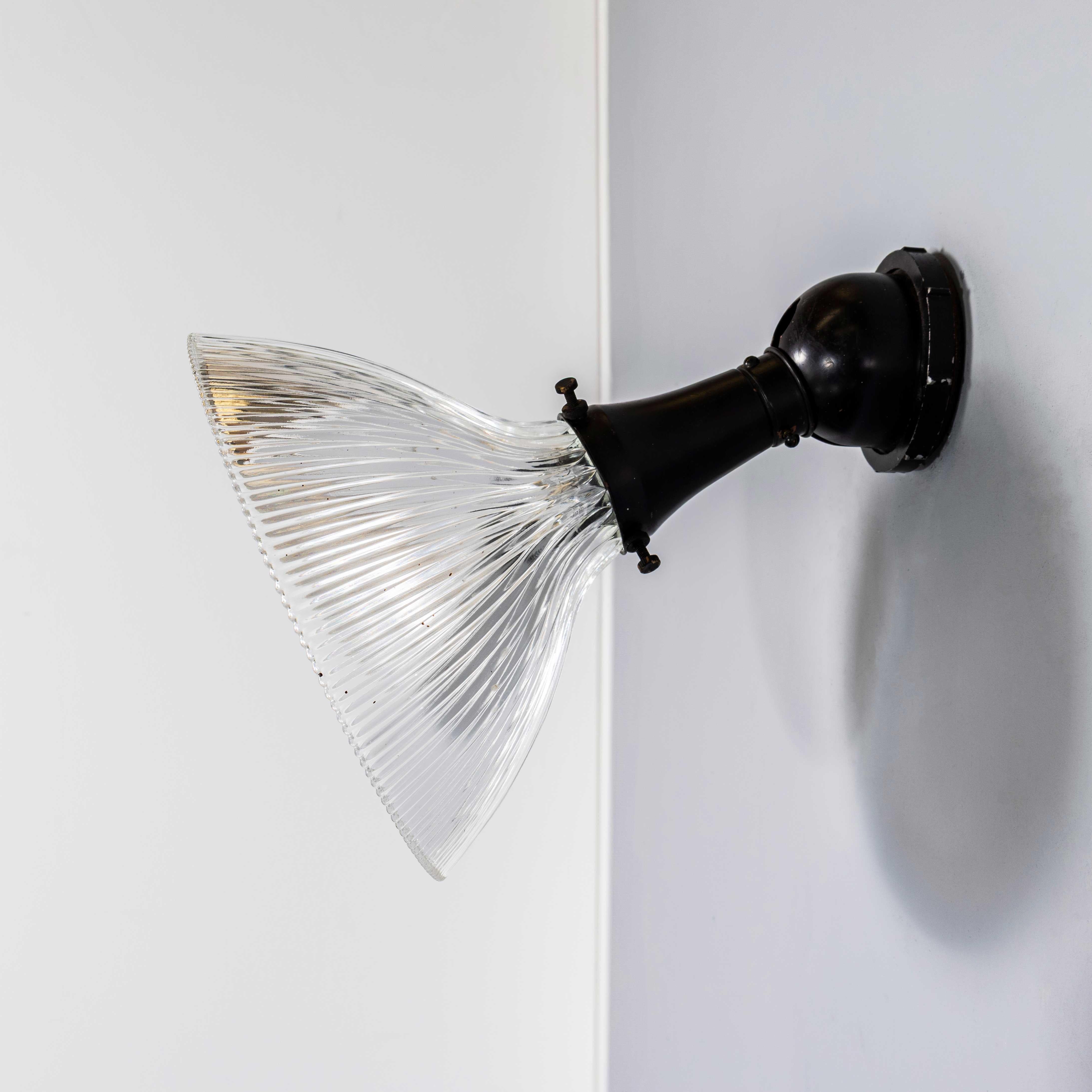 Lámparas Prismáticas de Holofano Originales de 1940 Montadas en la Pared Vidrio en venta