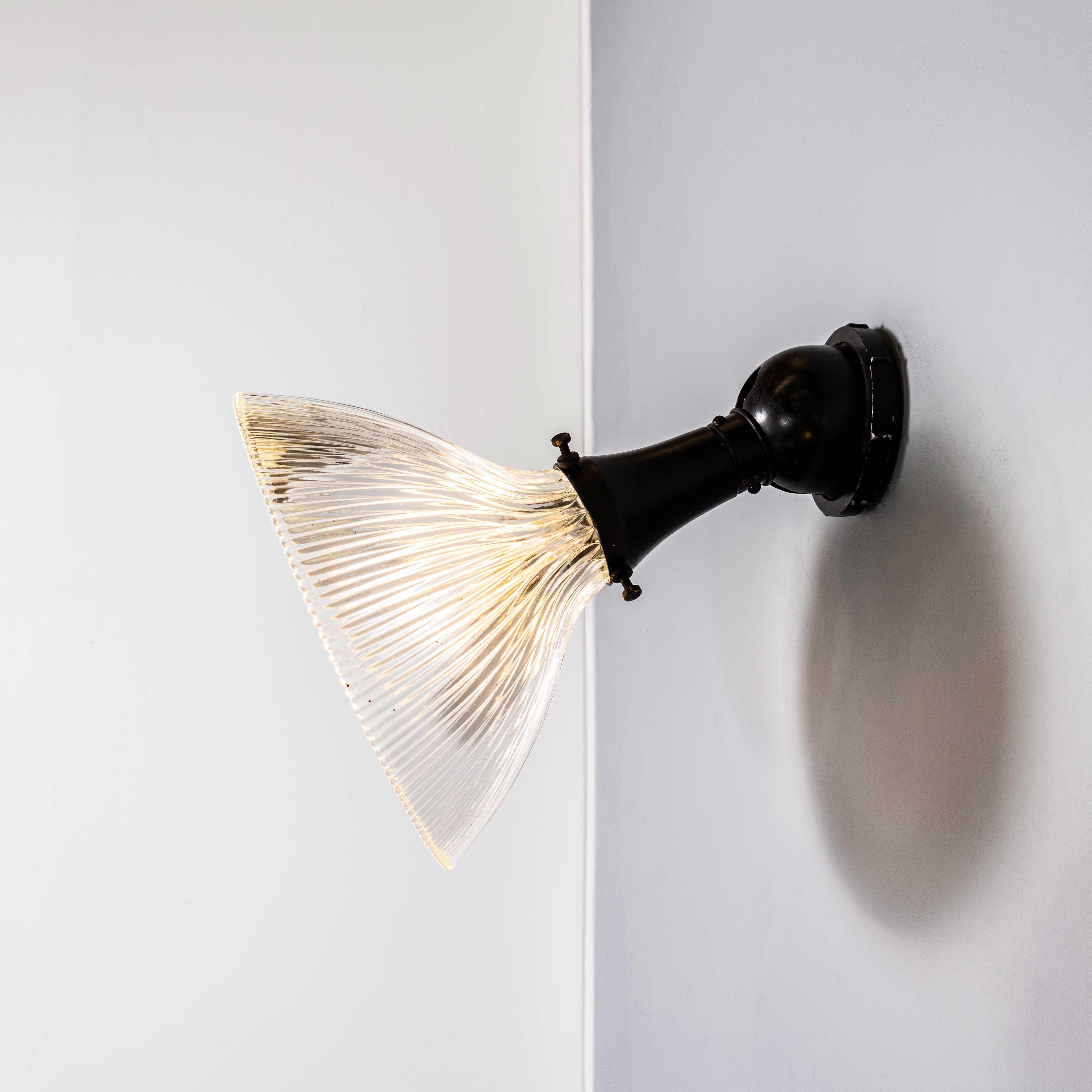 Lámparas Prismáticas de Holofano Originales de 1940 Montadas en la Pared en venta 1