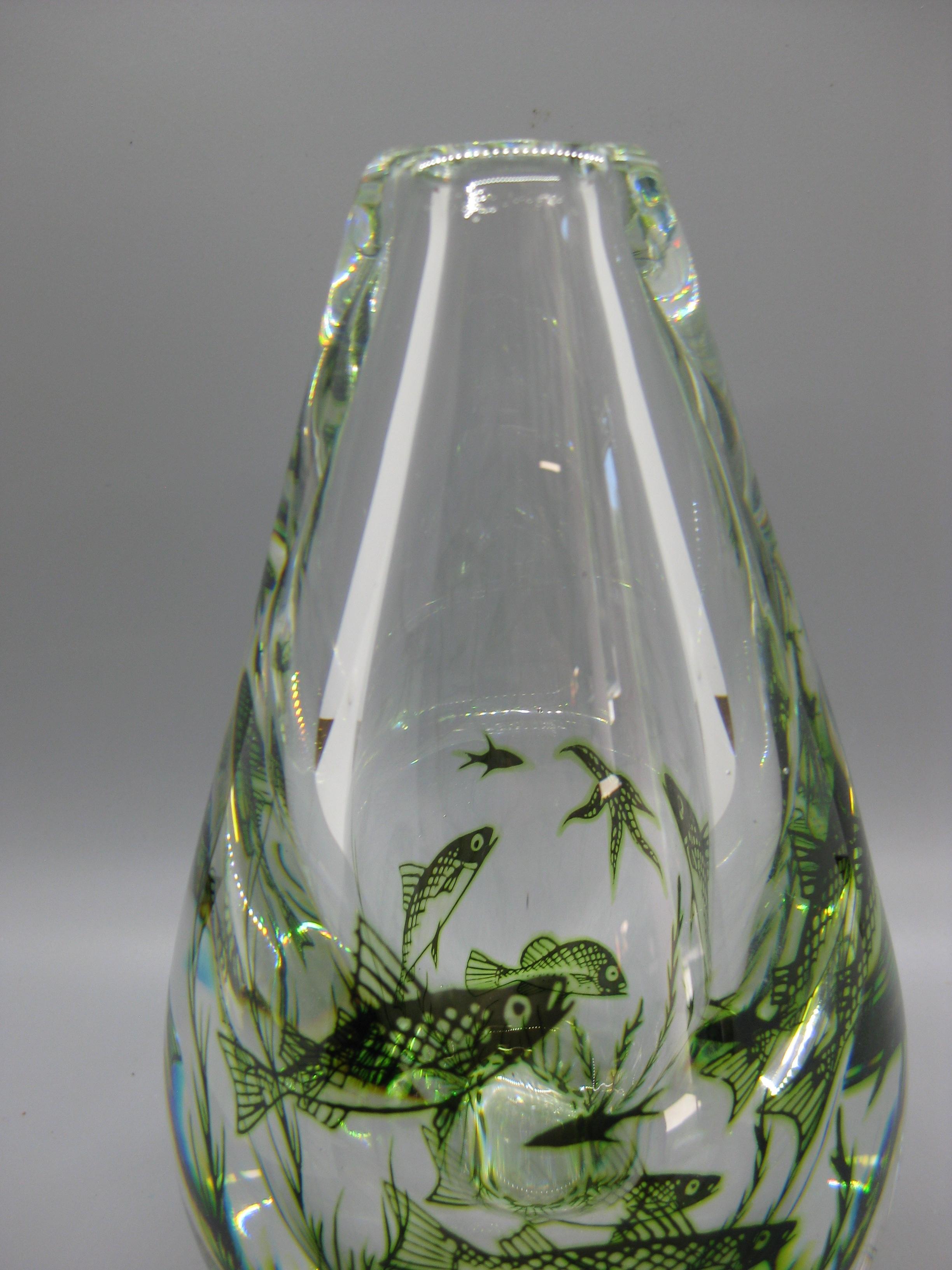 Magnifique vase en verre d'art Grall fish Edward Hald pour Orrefors et datant des années 1940 au début des années 1950. Superbe conception et forme. Signé en bas par l'artiste. En très bon état pour son âge. Il y a un petit défaut de surface comme