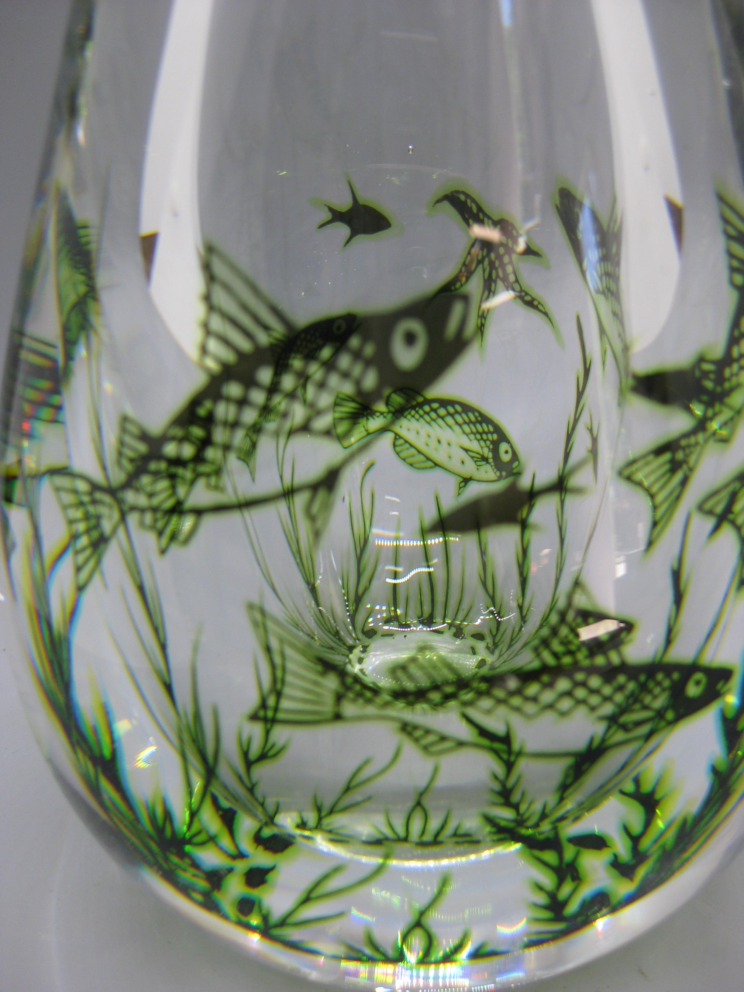 20ième siècle Dans les années 1940, Vase en verre d'art Orrefors Edward Hald Graal Fish Sculpture Fabriquée en Suède en vente