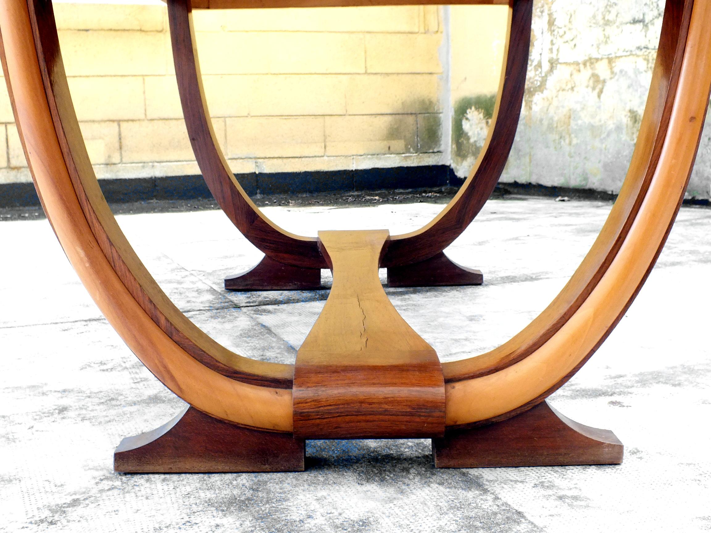 Osvaldo Borsani Italien Design großer Tisch Jahre 50

 furniert mit Mahagoni, Wurzelholzfurnier und anderen Holzarten, und 

 Grüne Glasplatte mit Dekoration. Messen Sie Länge 74 Zoll x Höhe34