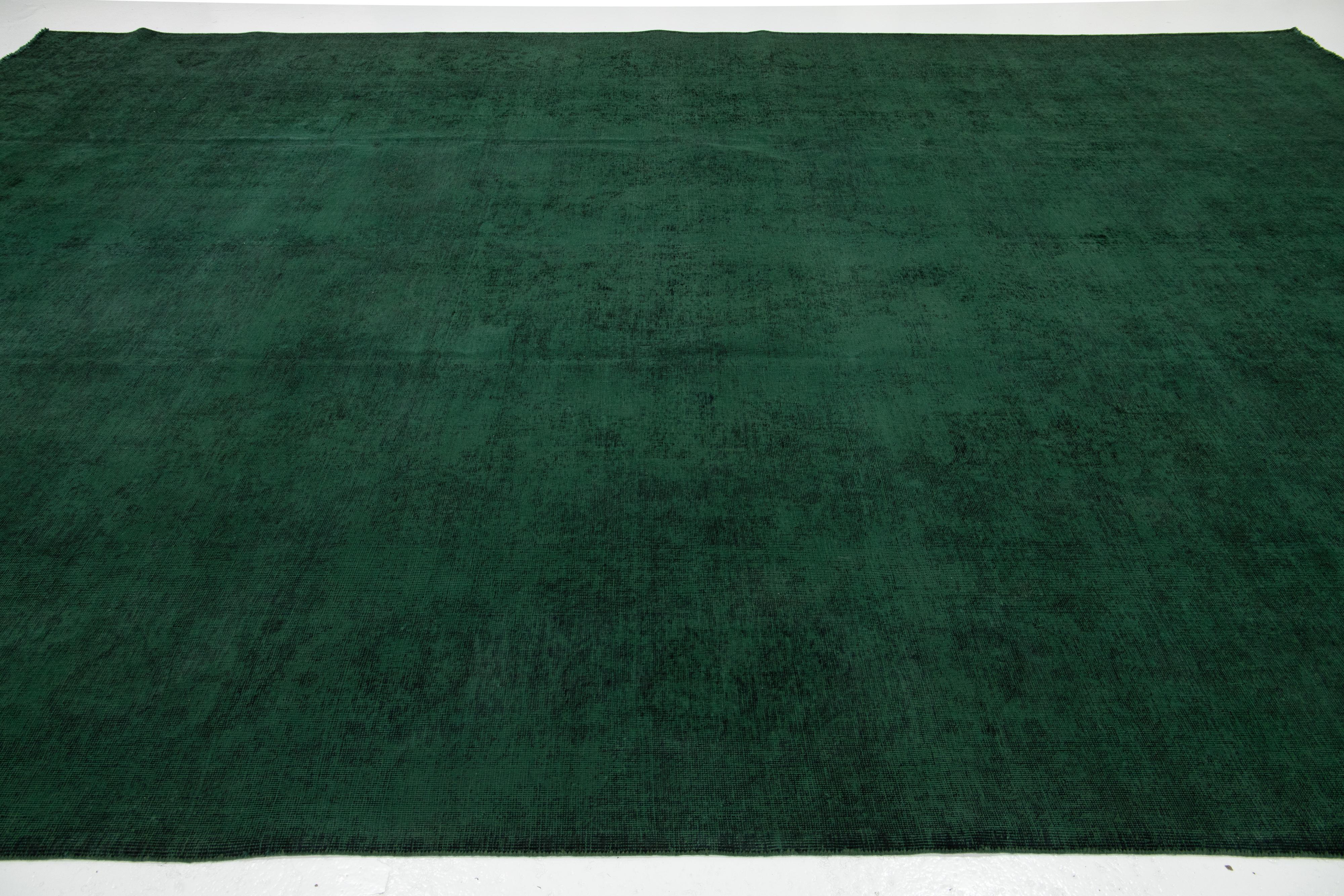 1940er Jahre Overdyed Persisch Grüner Wollteppich mit Medaillon Floral Design (20. Jahrhundert) im Angebot