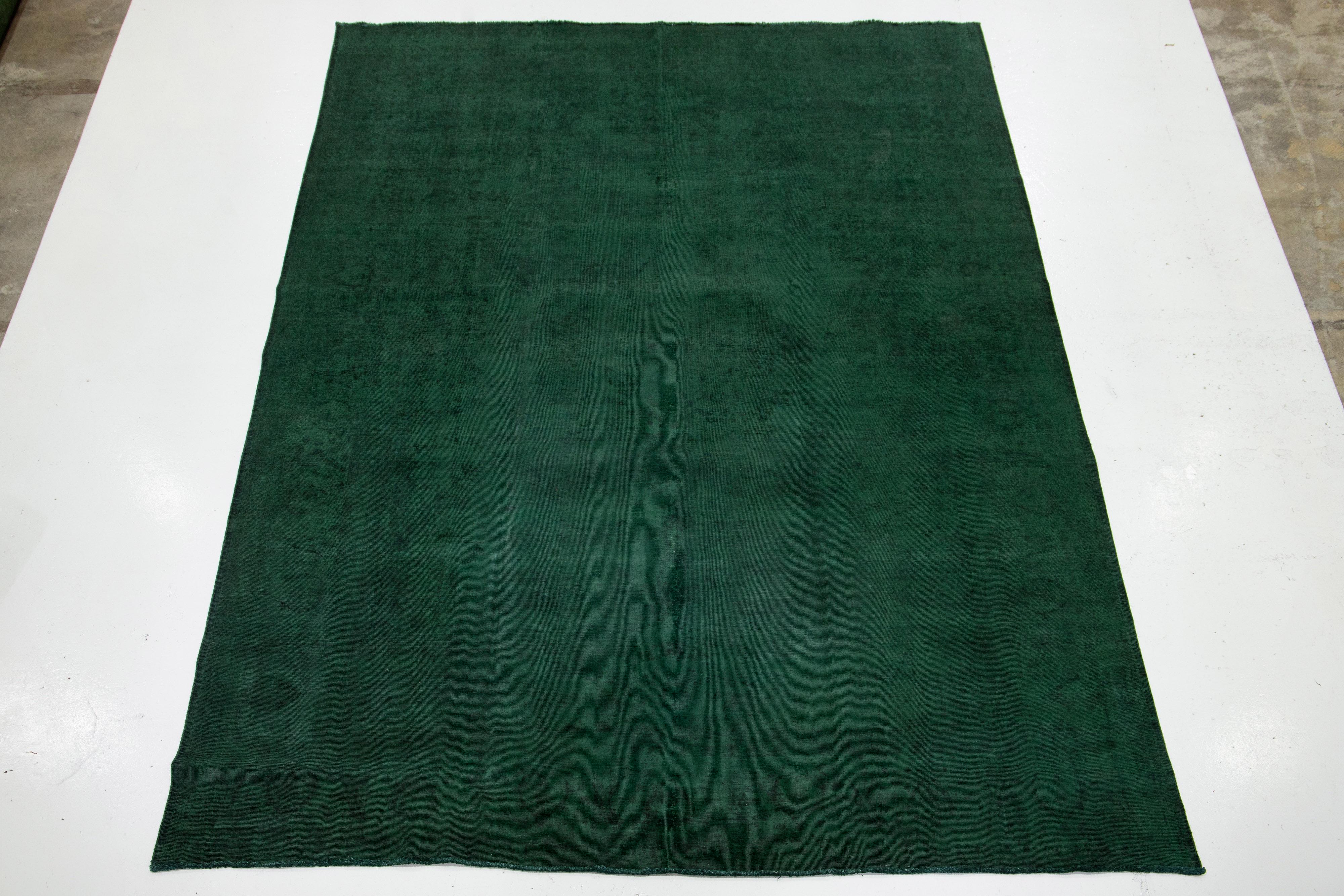 1940er Jahre Overdyed Persisch Grüner Wollteppich mit Medaillon Floral Design im Angebot 1