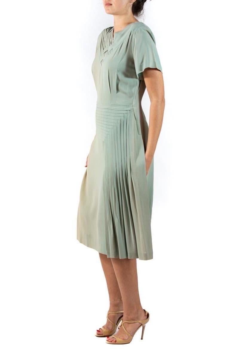 L'abito presenta segni di usura e scolorimento 1940S Oyster Grey Rayon Crepe Dress 