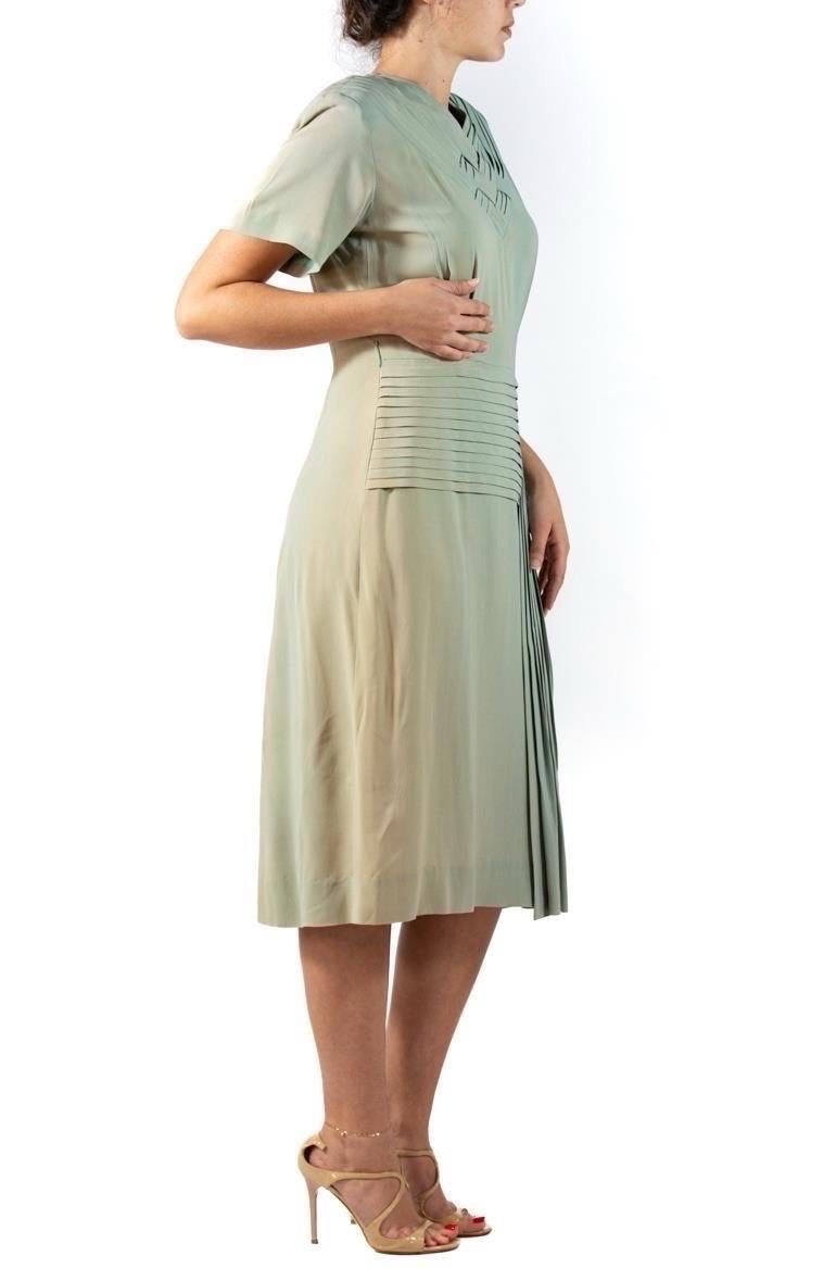 Abito in crepe di rayon grigio ostrica degli anni '40 in vendita 1
