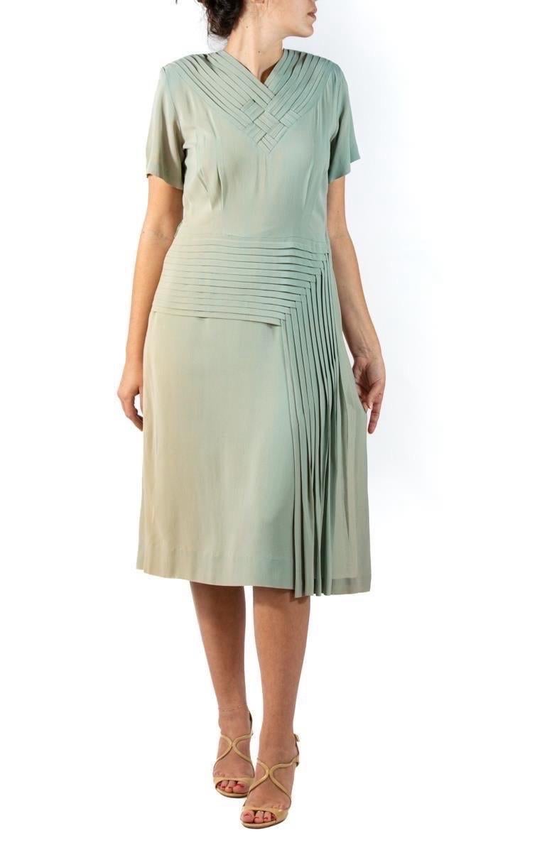 Abito in crepe di rayon grigio ostrica degli anni '40 in vendita 2