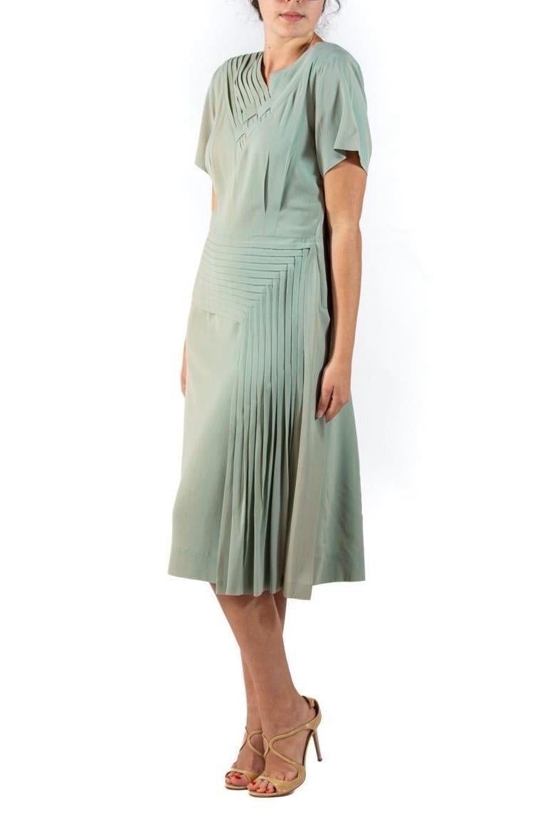 Abito in crepe di rayon grigio ostrica degli anni '40 in vendita 3
