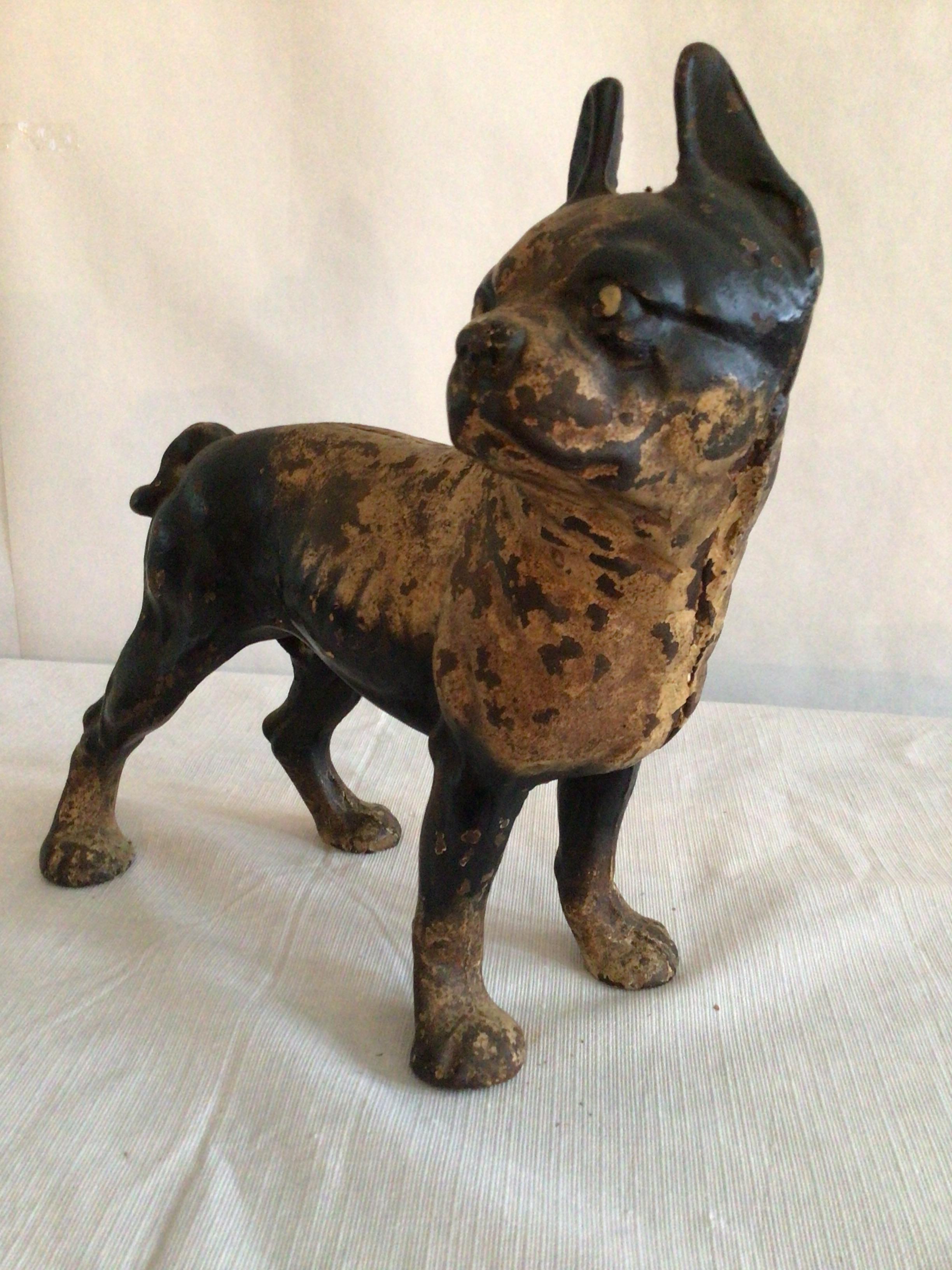Bemalte Gusseisen-Metall-Skulptur eines Bostoner Terriers aus den 1940er Jahren im Zustand „Gut“ im Angebot in Tarrytown, NY