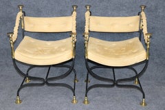 Paire de fauteuils « Savonarola » de style Jansen, en fer forgé et laiton, d'origine italienne