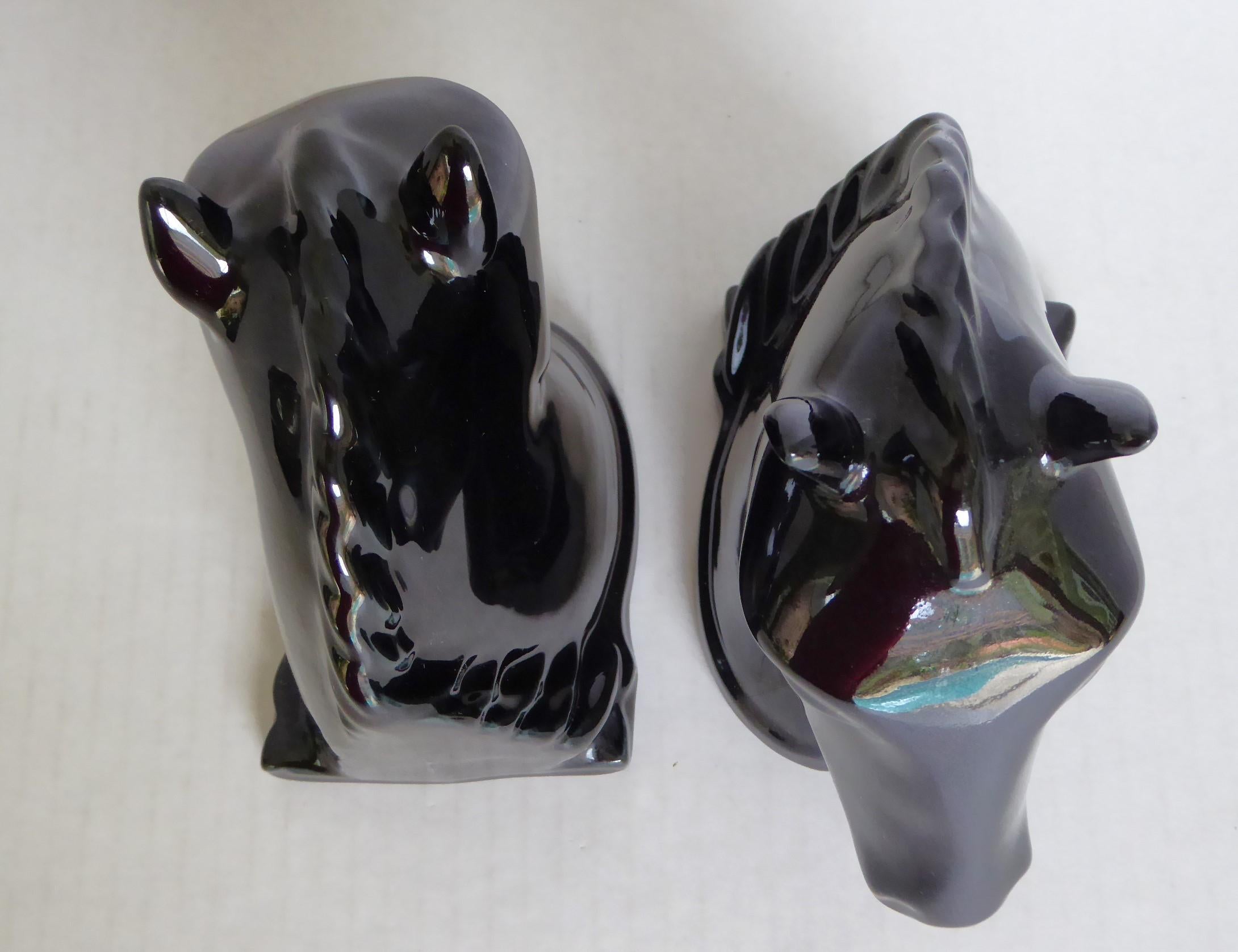 Milieu du XXe siècle 1940s Pair Modern Pottery Black Horse Head Bookends Abingdon Pottery en vente