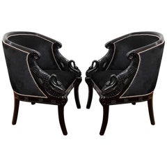 Coppia di sedie neoclassiche laccate intagliate a forma di cigno degli anni '40