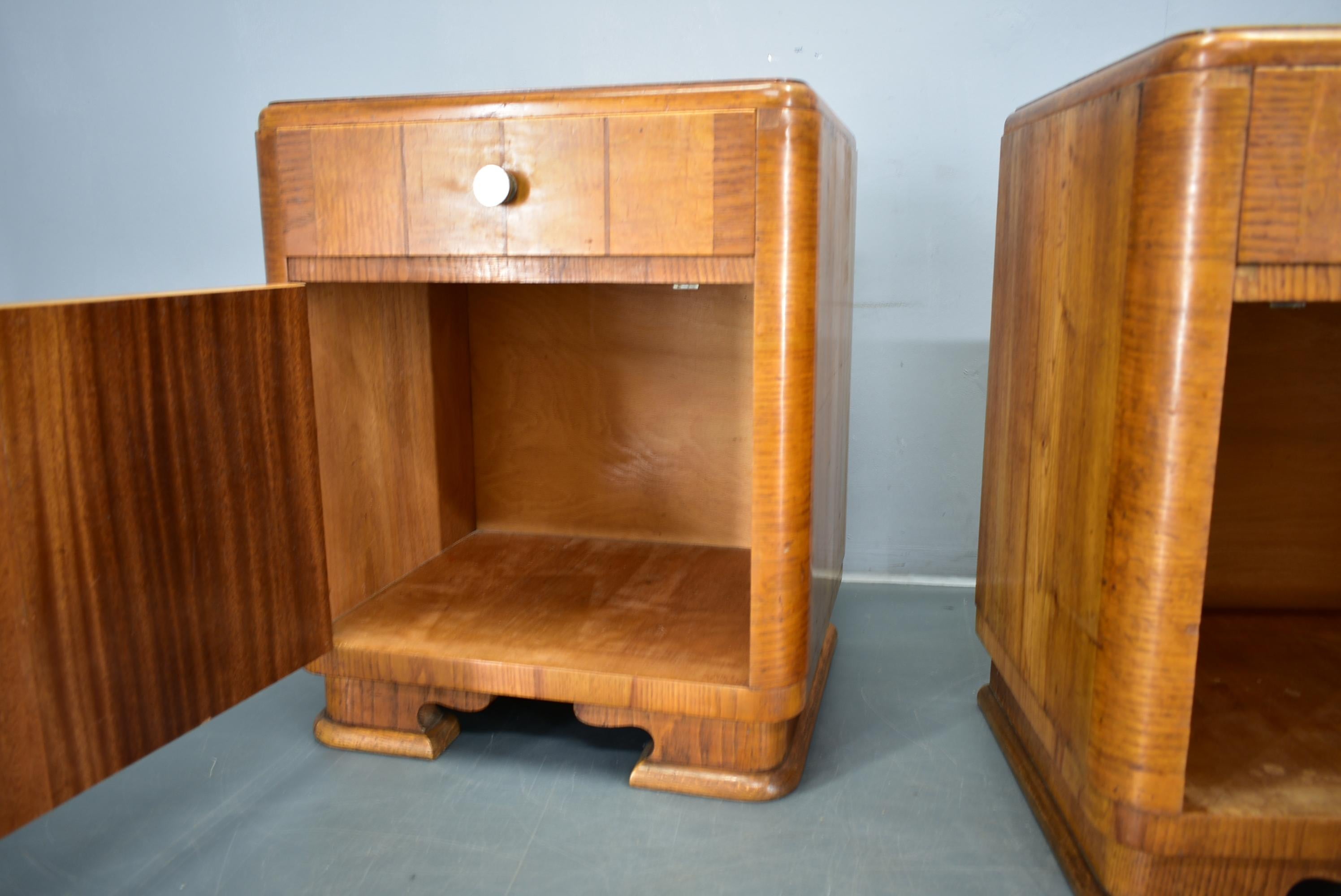 Pareja de mesillas de noche Art Decó de los años 1940, Checoslovaquia en venta 5