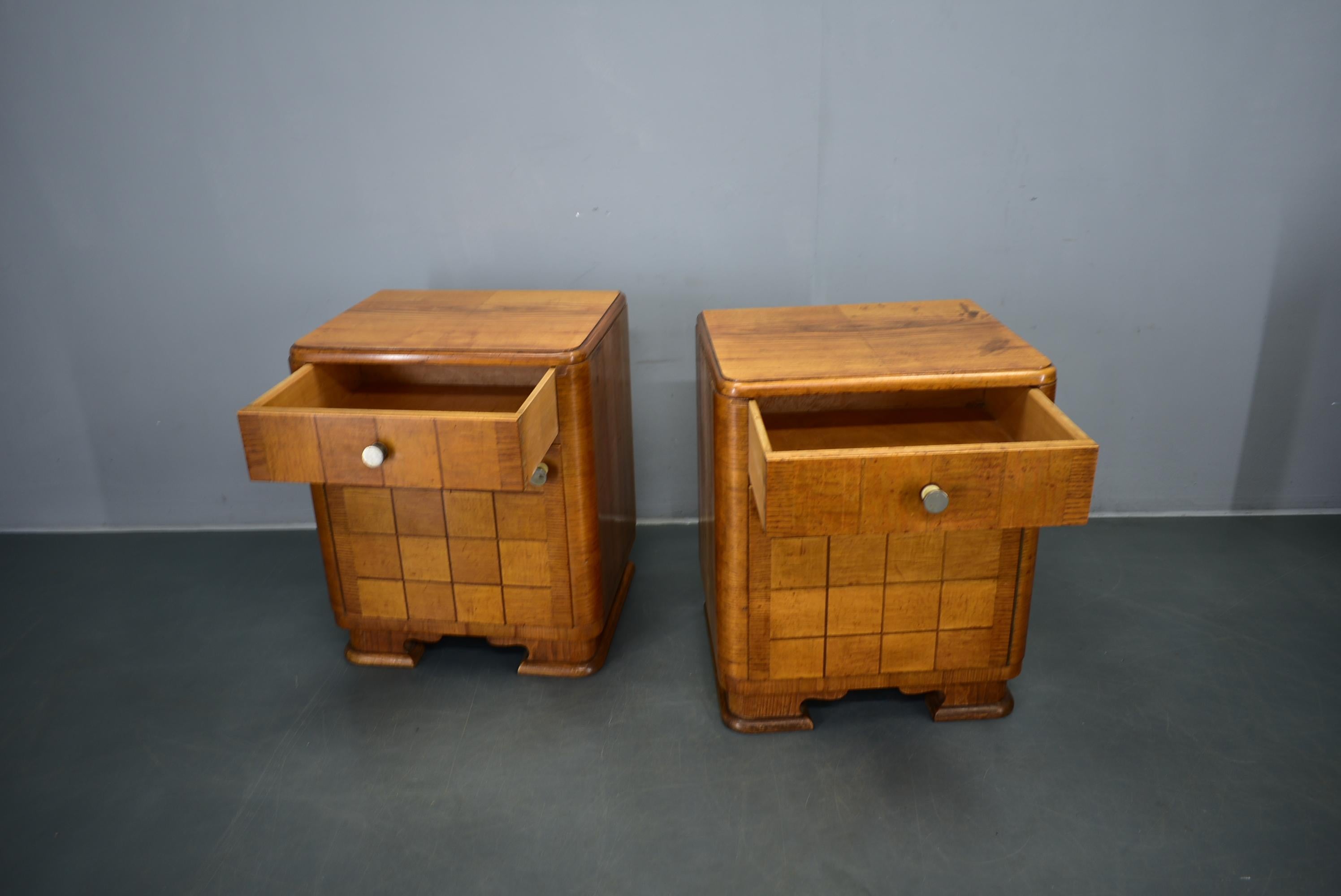 Pareja de mesillas de noche Art Decó de los años 1940, Checoslovaquia en venta 6