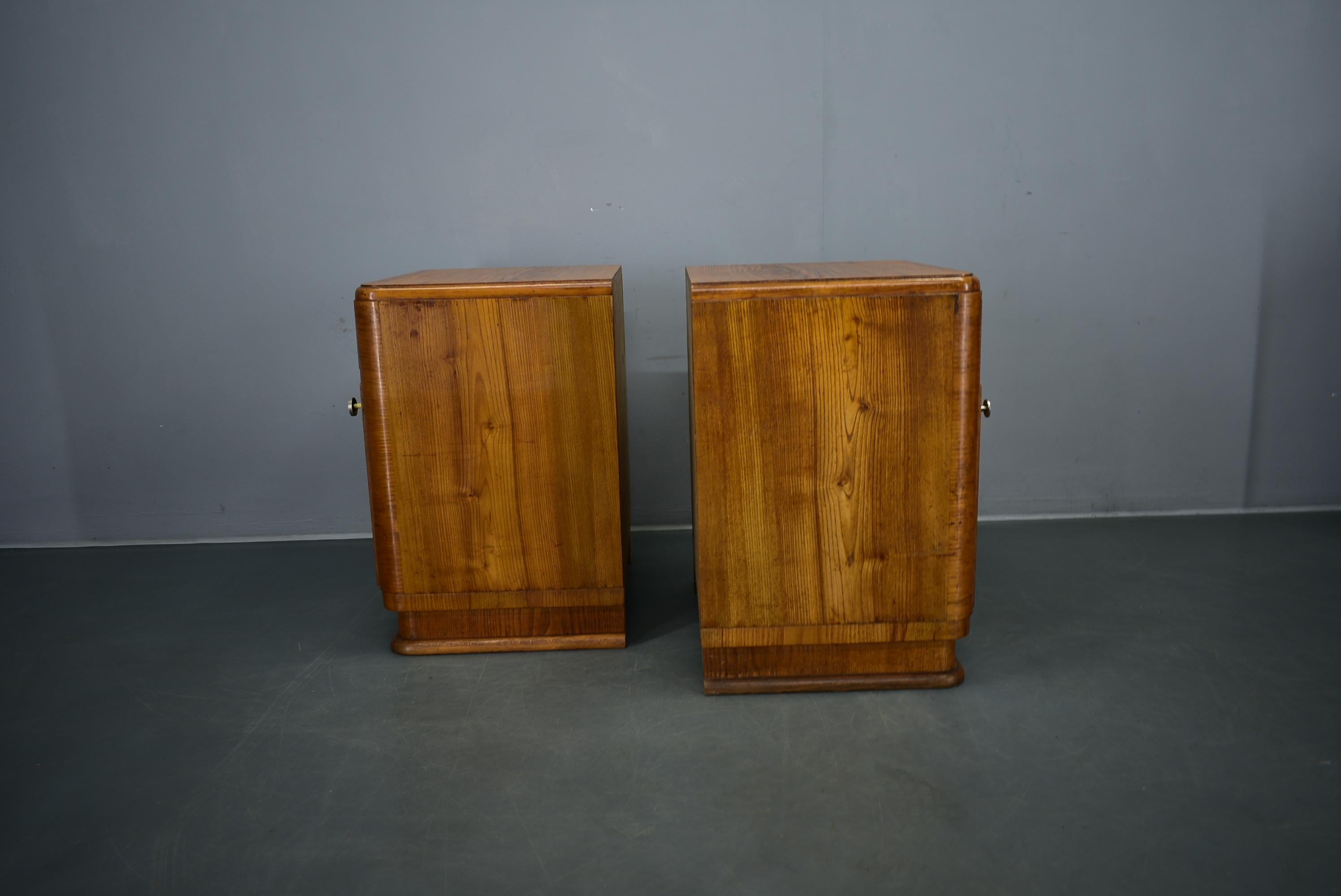 Pareja de mesillas de noche Art Decó de los años 1940, Checoslovaquia en venta 7