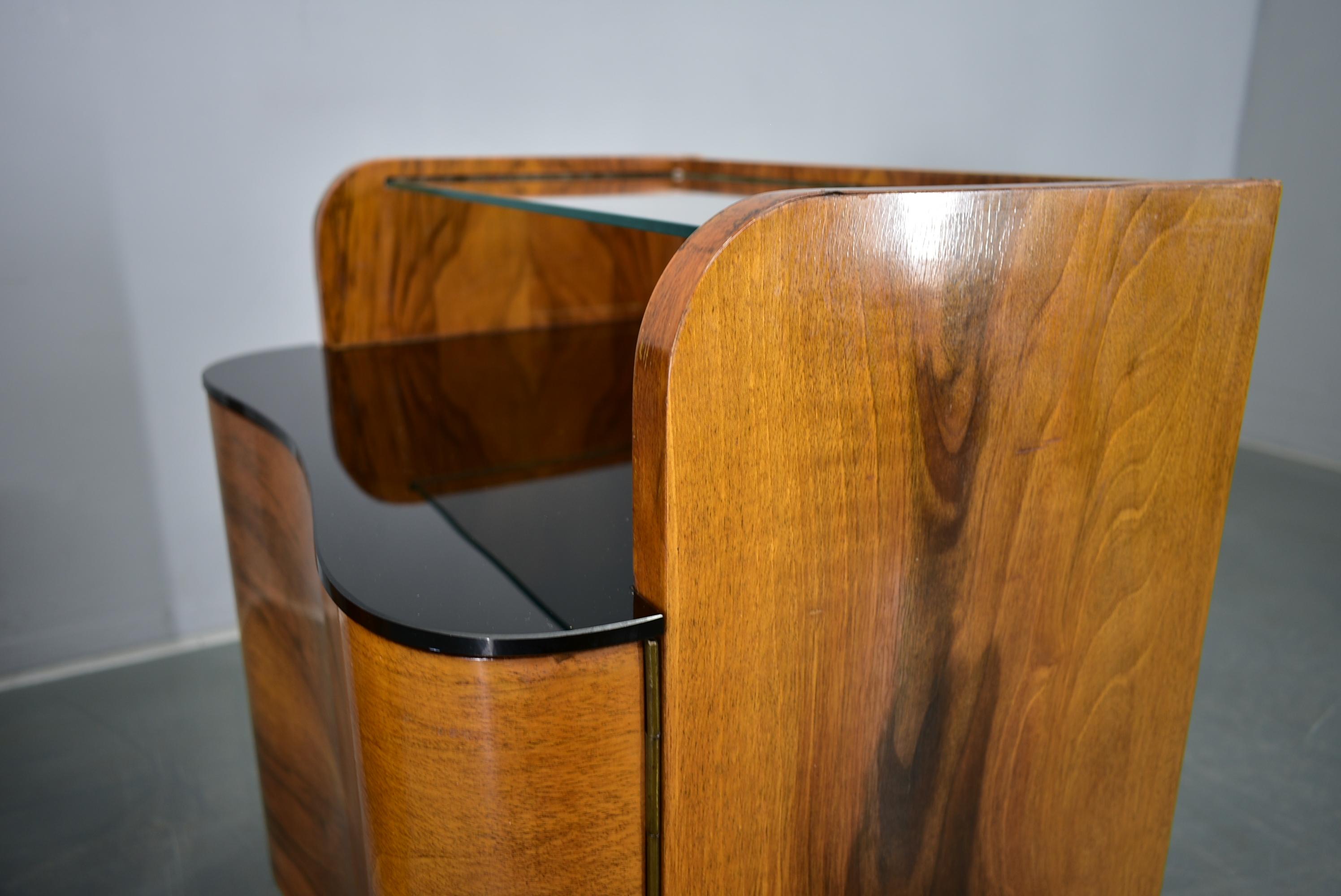 1940s Pair of Art Deco Bedside Tables, Czechoslovakia For Sale 11
