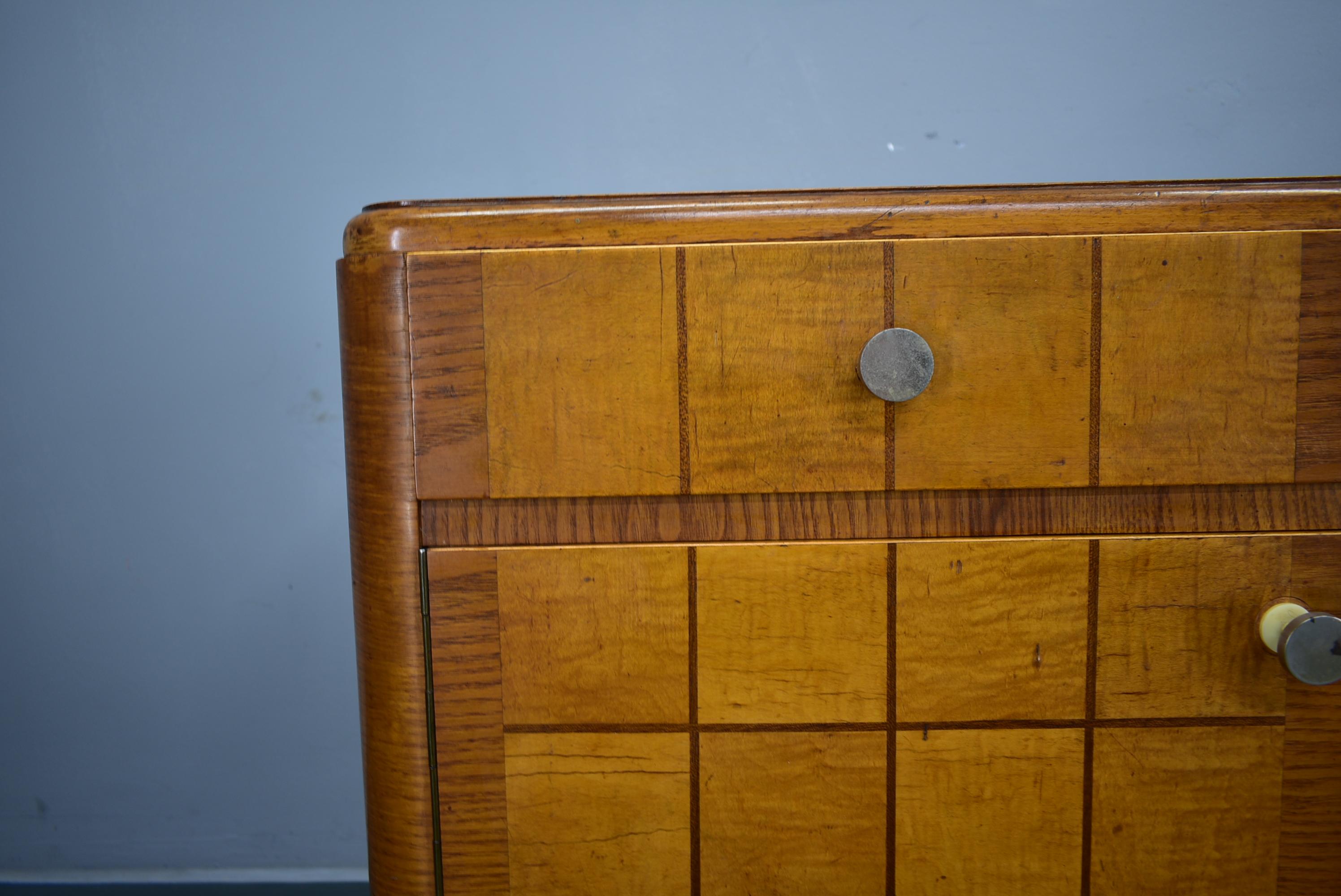 Pareja de mesillas de noche Art Decó de los años 1940, Checoslovaquia Madera en venta