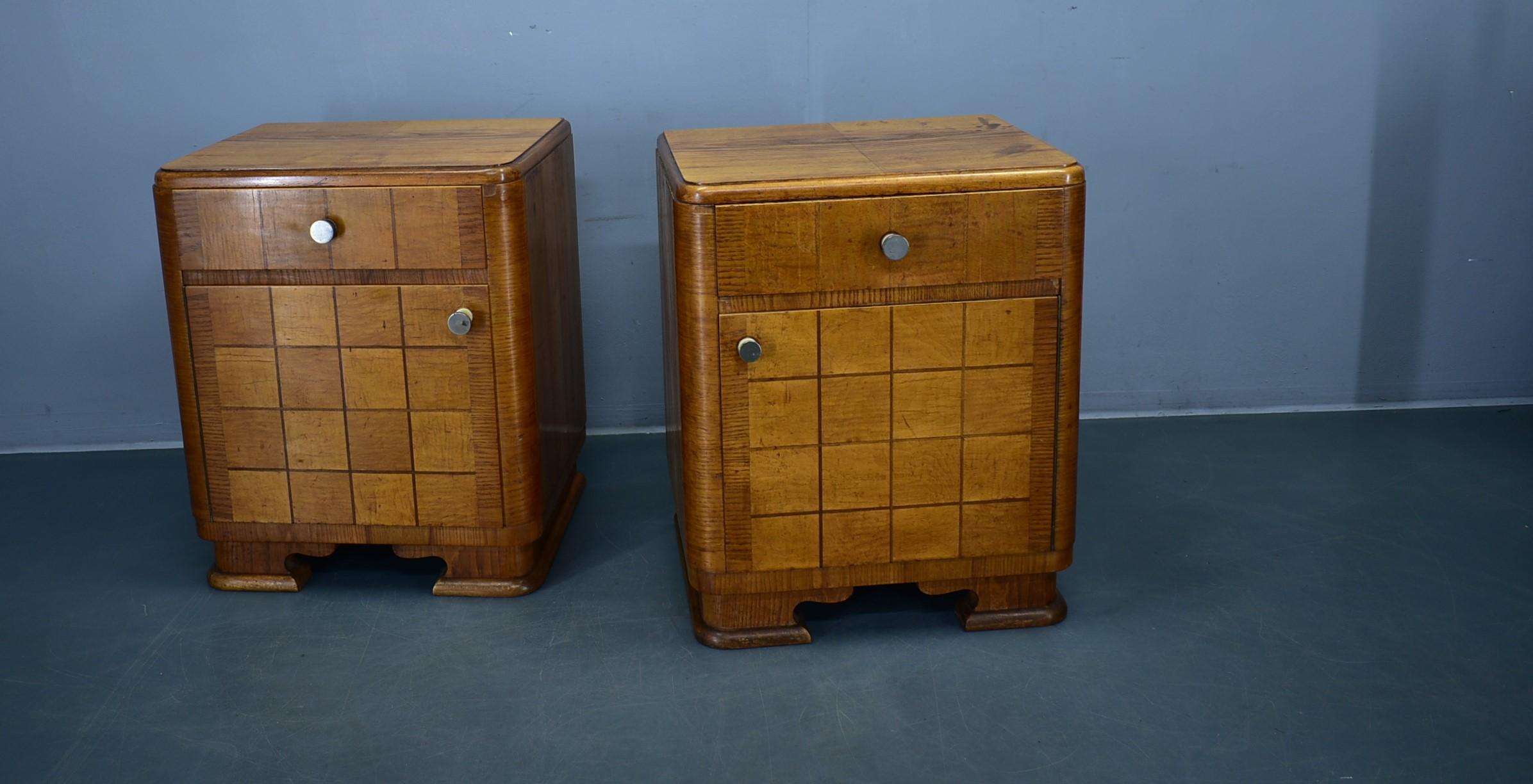 Pareja de mesillas de noche Art Decó de los años 1940, Checoslovaquia en venta 2
