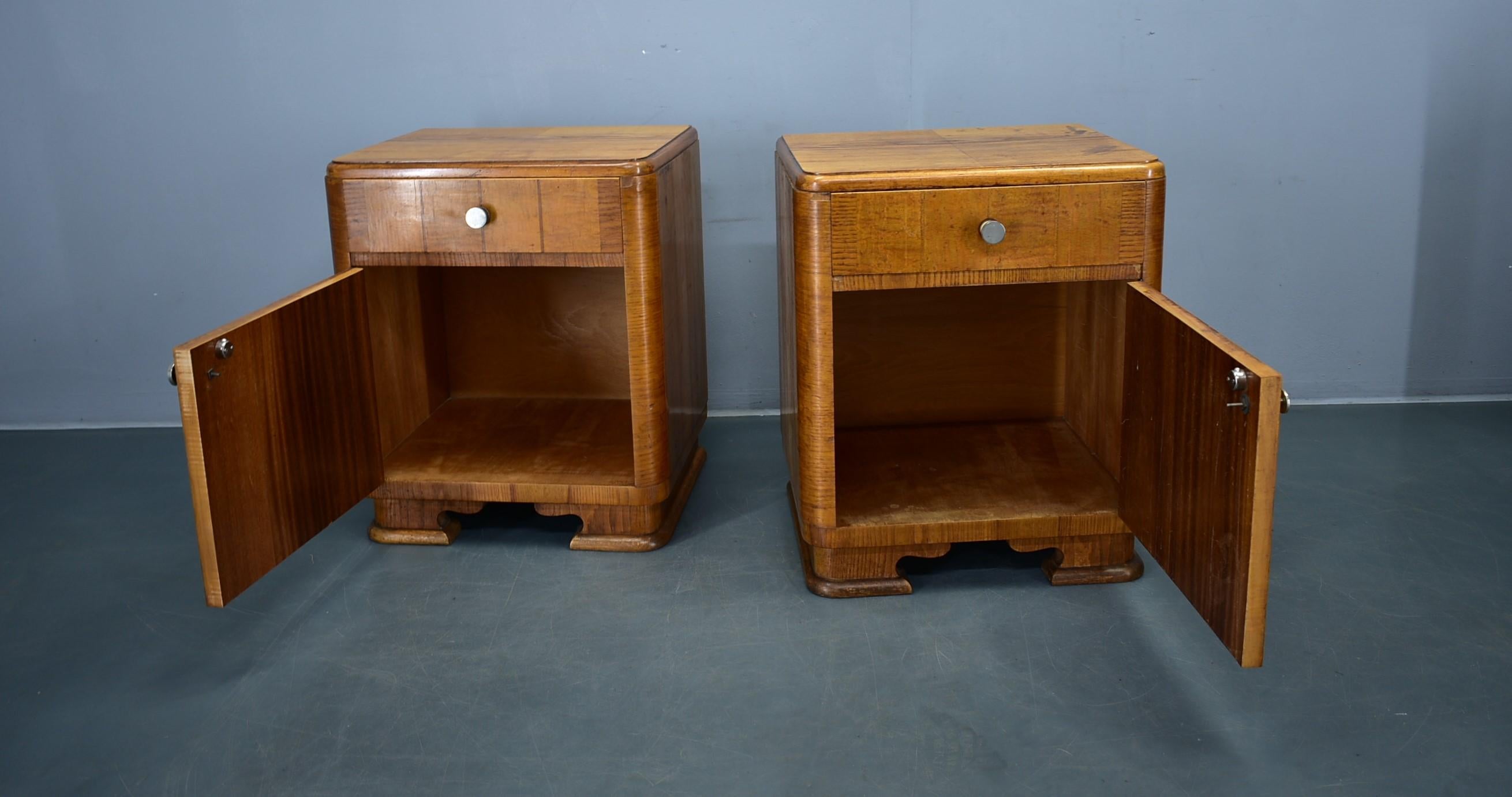 Pareja de mesillas de noche Art Decó de los años 1940, Checoslovaquia en venta 4