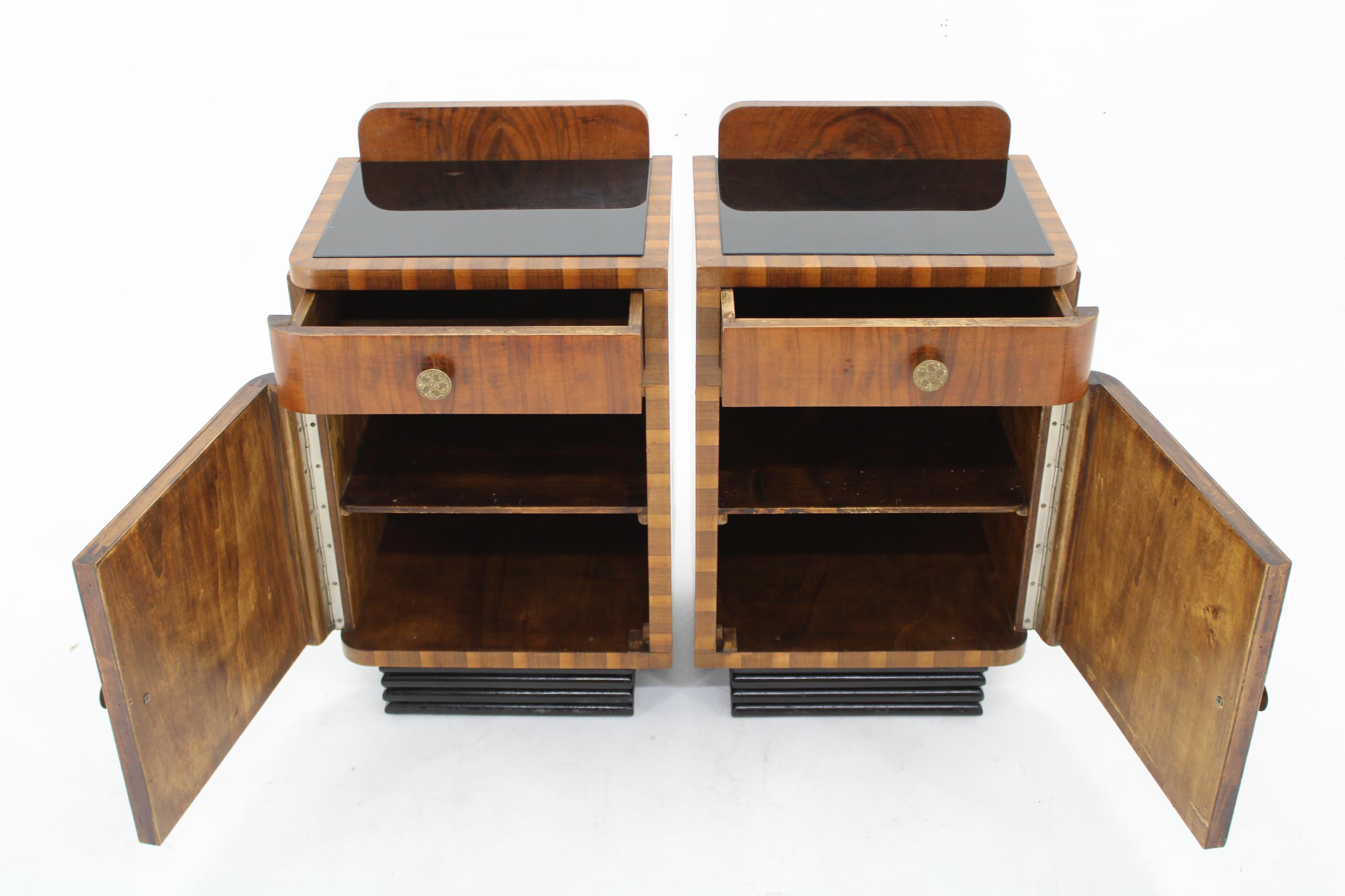 Italian 1940s Pair of Art Deco Nightstands in Walnut Finish, Italy For Sale