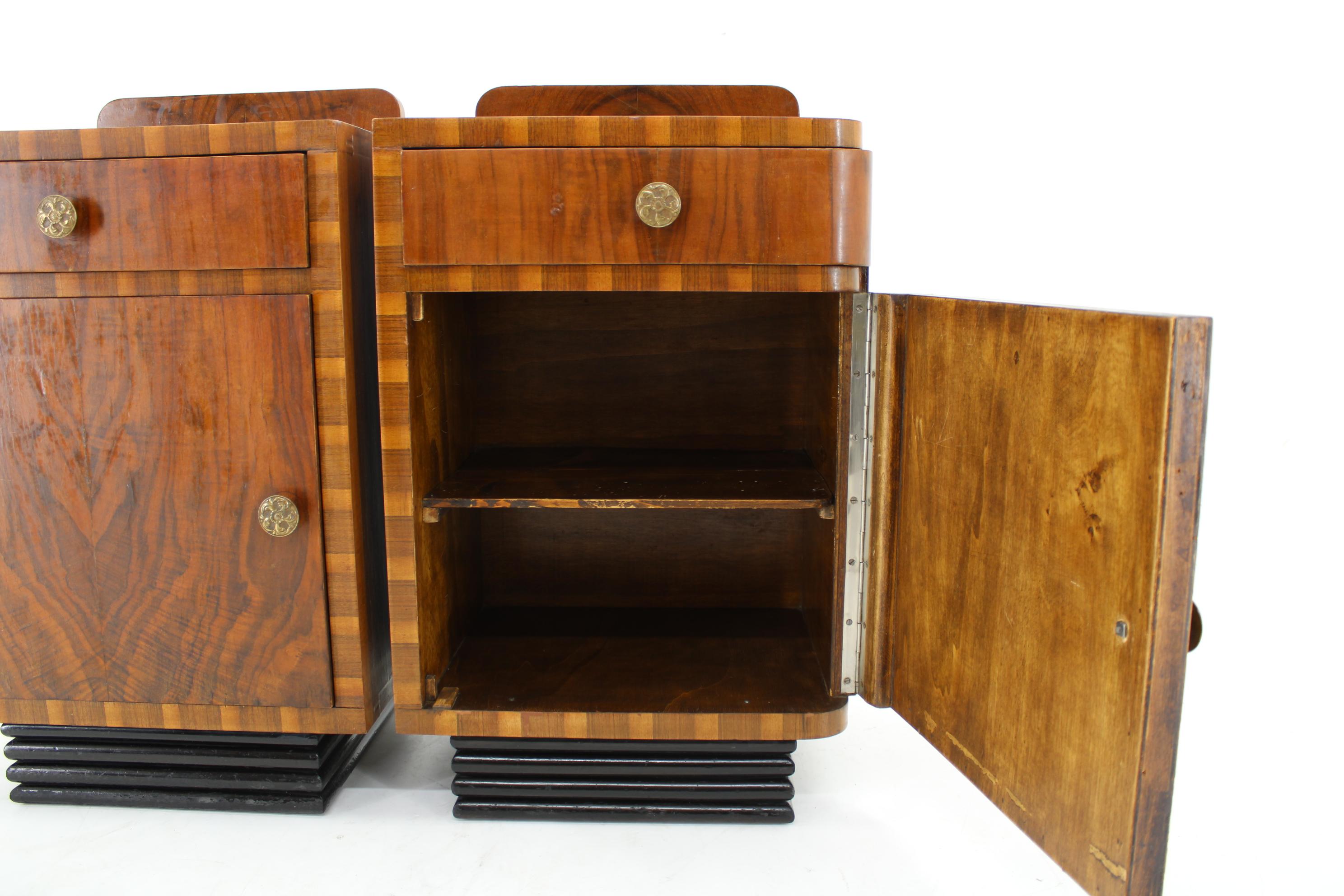 Mid-20th Century 1940s Pair of Art Deco Nightstands in Walnut Finish, Italy For Sale