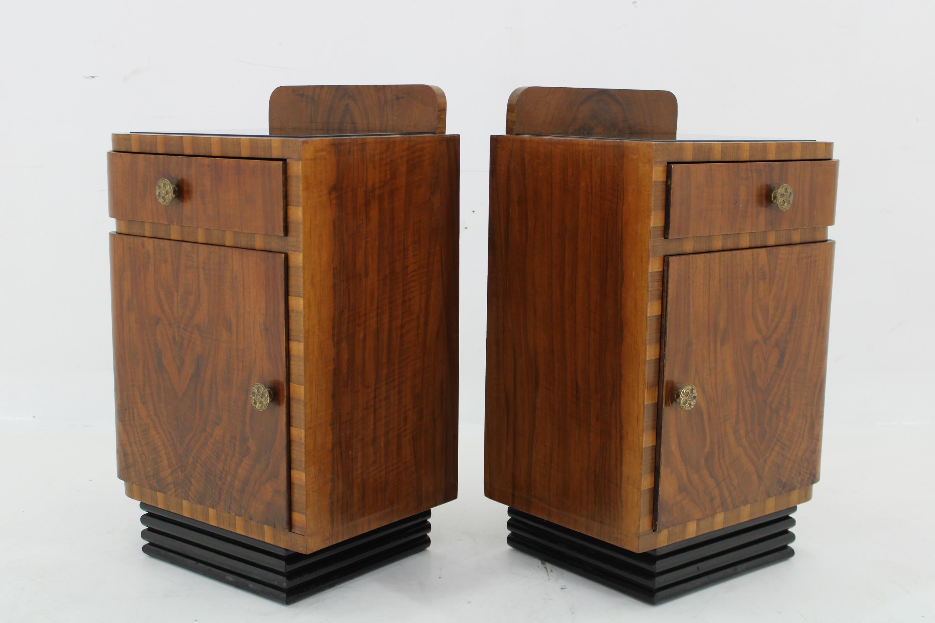 1940s Pair of Art Deco Nightstands in Walnut Finish, Italy For Sale 1