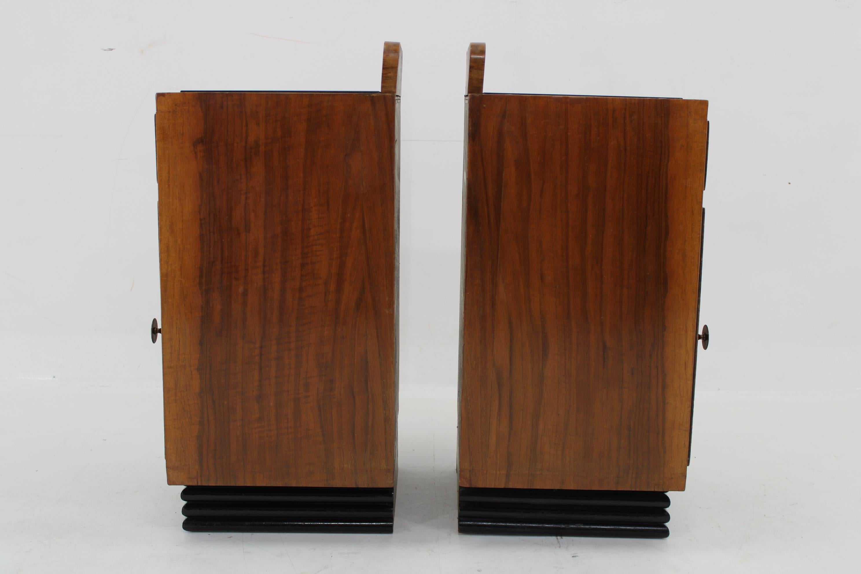1940s Pair of Art Deco Nightstands in Walnut Finish, Italy For Sale 2