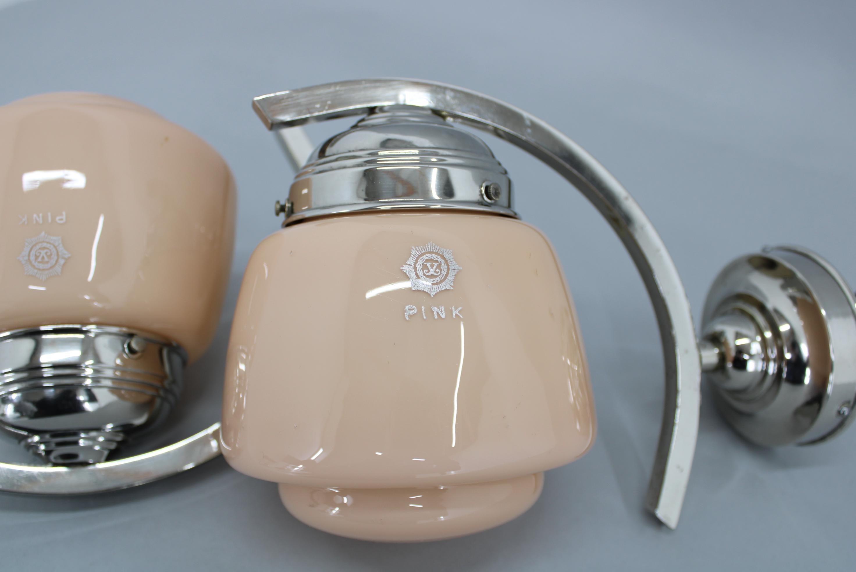 Coppia di lampade da parete Art Déco degli anni '40, Cecoslovacchia In condizioni buone a Praha, CZ