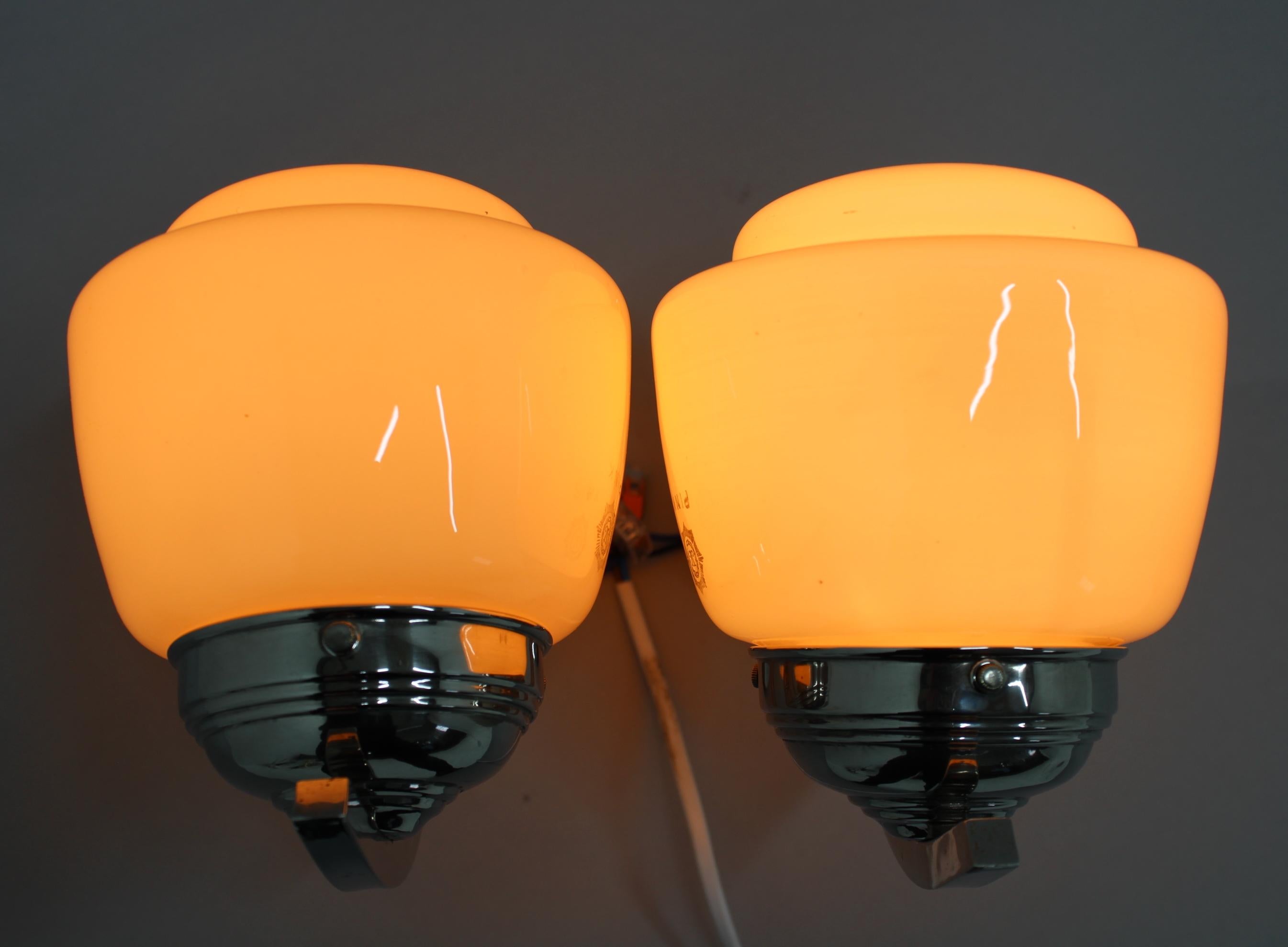 Metà XX secolo Coppia di lampade da parete Art Déco degli anni '40, Cecoslovacchia
