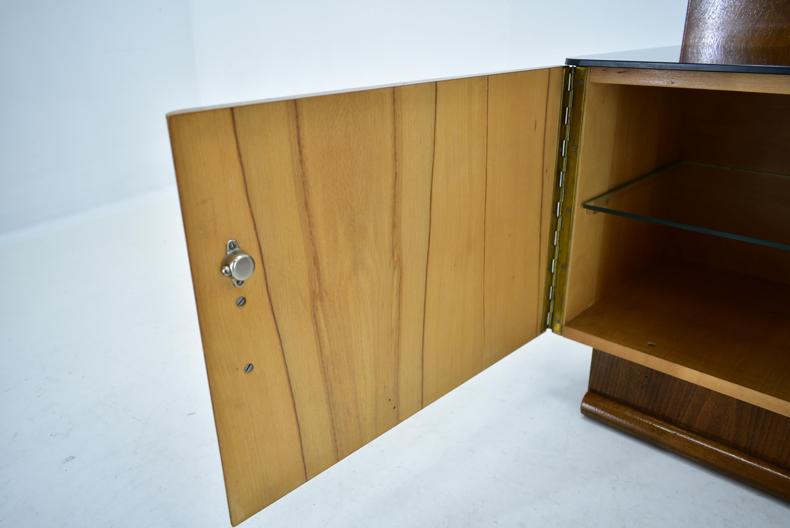 1940s Pair of Bedside Tables by Jindřich Halabala , Czechoslovakia For Sale 8