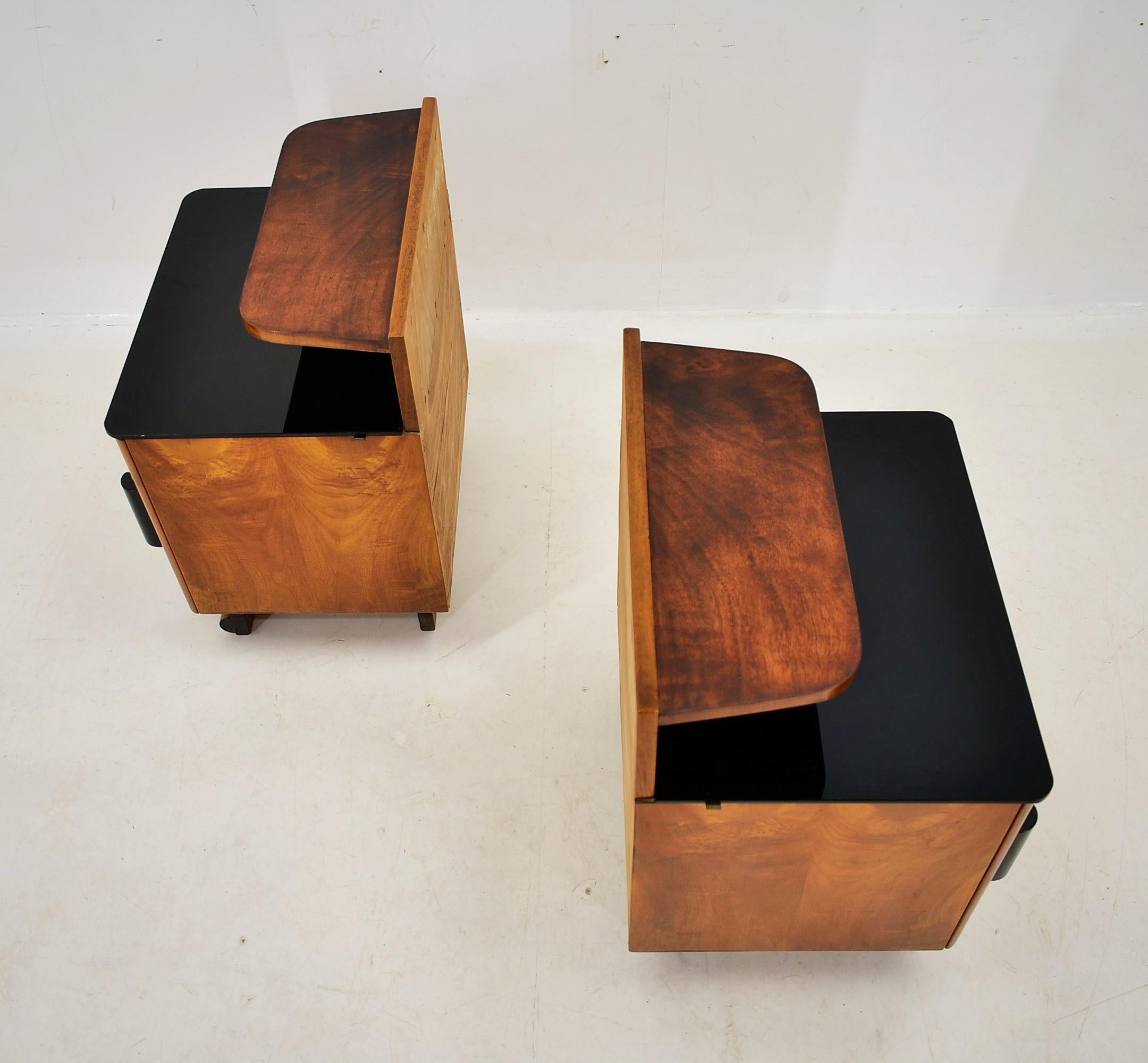 1940s Pair of Bedside Tables by Jindřich Halabala , Czechoslovakia For Sale 11