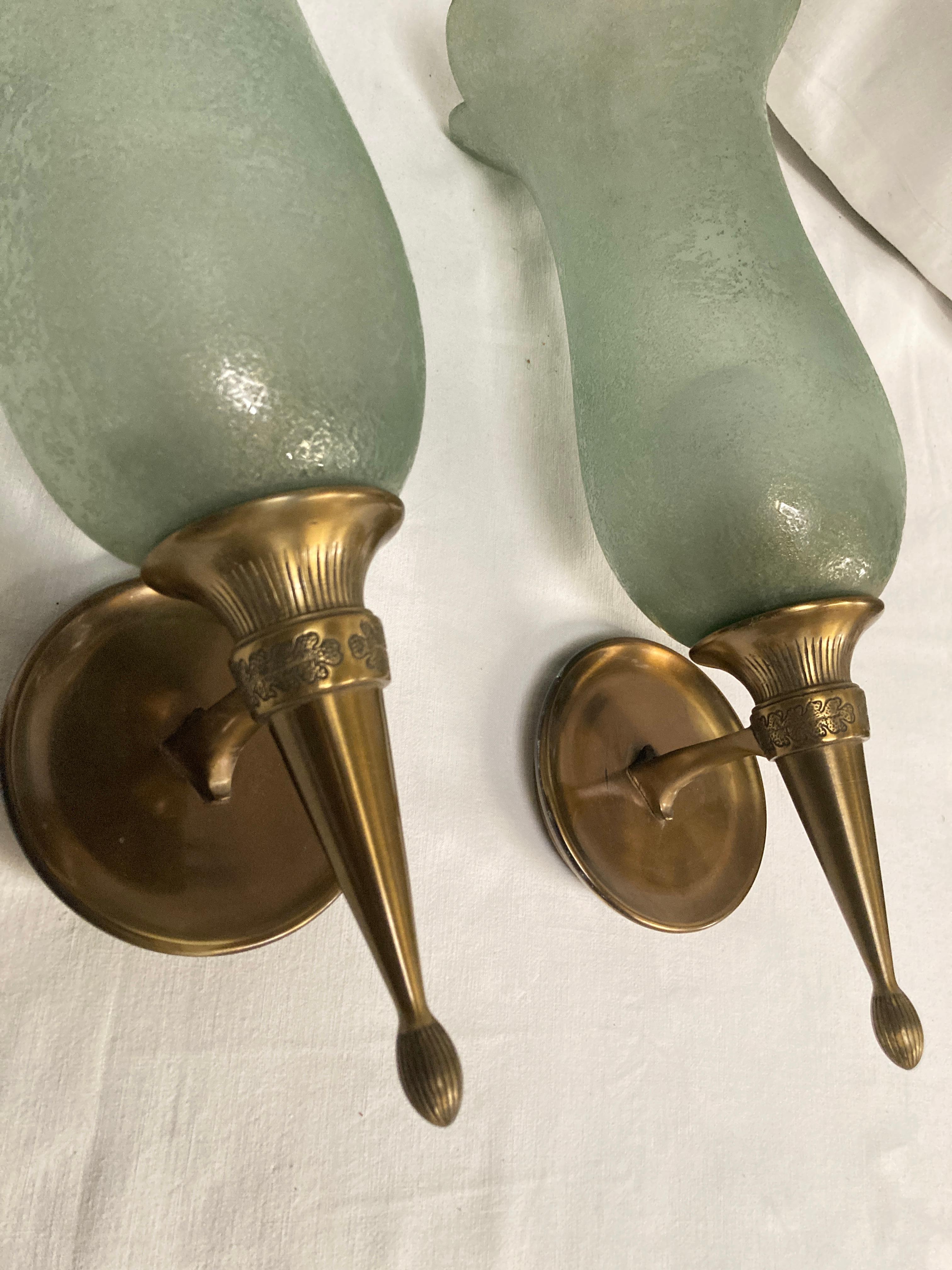 1940er Jahre Ein Paar Wandleuchter aus Bronze und Murano-Glas von Veronese im Zustand „Gut“ im Angebot in Bois-Colombes, FR