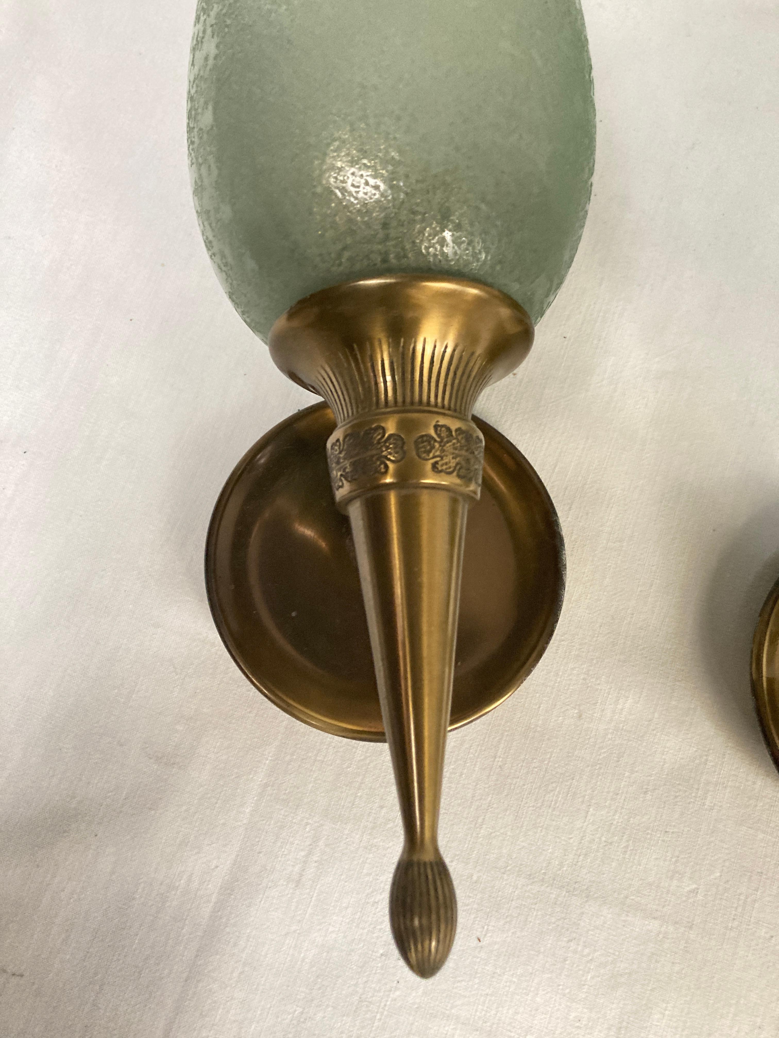 1940er Jahre Ein Paar Wandleuchter aus Bronze und Murano-Glas von Veronese im Angebot 1