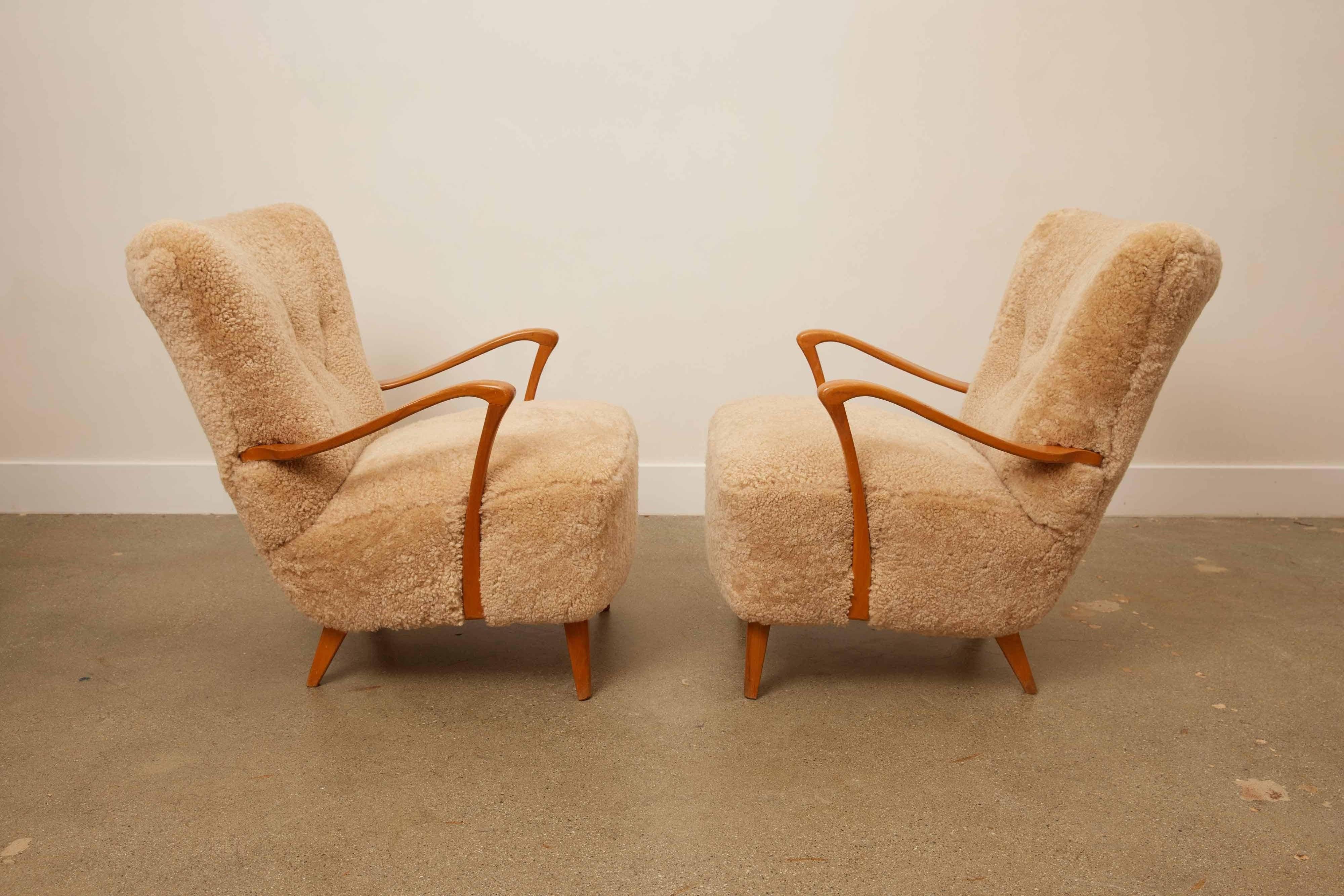 1940s  Pair of Cabinet Maker Swedish Shearling Lounge Chairs In Good Condition For Sale In Santa Monica, CA