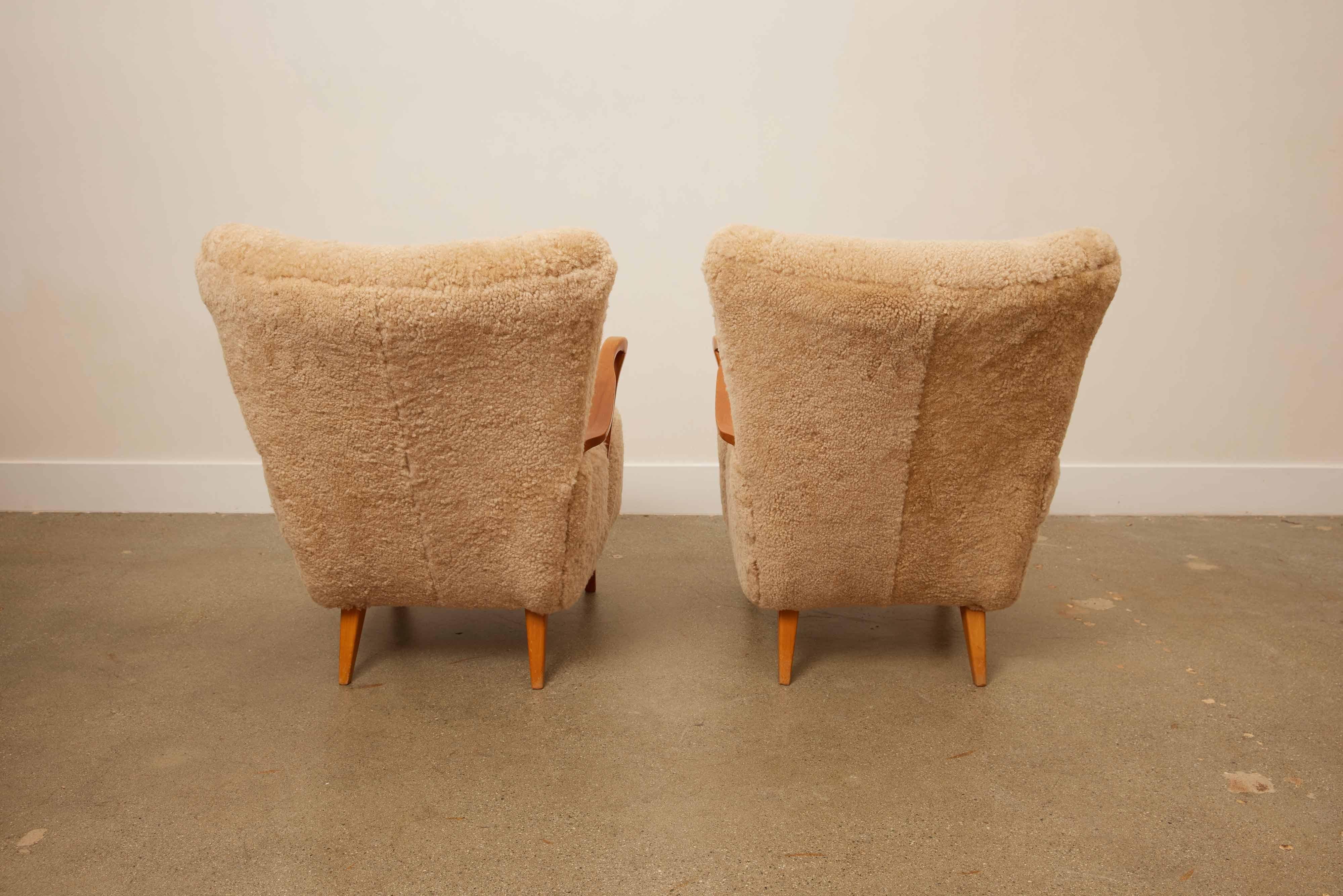 Bois 1940s  Paire de chaises longues en peau de mouton d'ébénisterie suédoise en vente